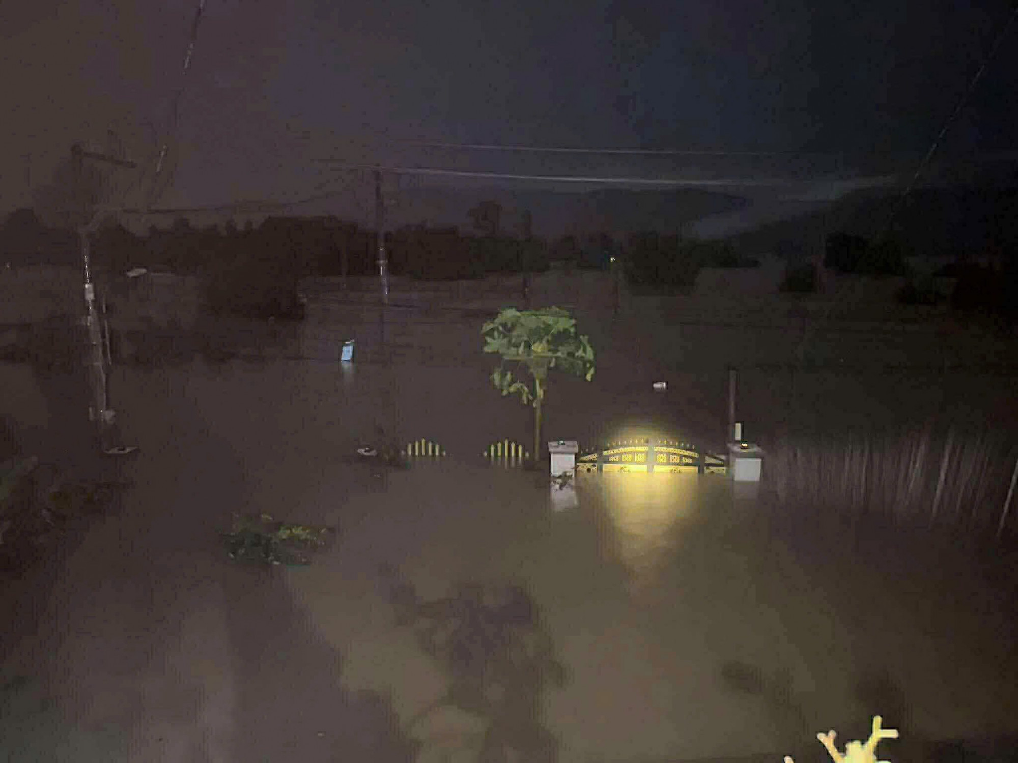 Khi bão số 13 đổ bộ vào khu vực phường Sông Cầu và các vùng lân cận như Xuân Cảnh, Xuân Hải, Xuân Đài (tỉnh Đắk Lắk), Phòng cảnh sát phòng cháy chữa cháy và cứu nạn cứu hộ, Công an tỉnh Đắk Lắk đã tiếp nhận hàng trăm cuộc gọi cầu cứu chỉ trong trong khoảng 30 phút - Ảnh: M.N.