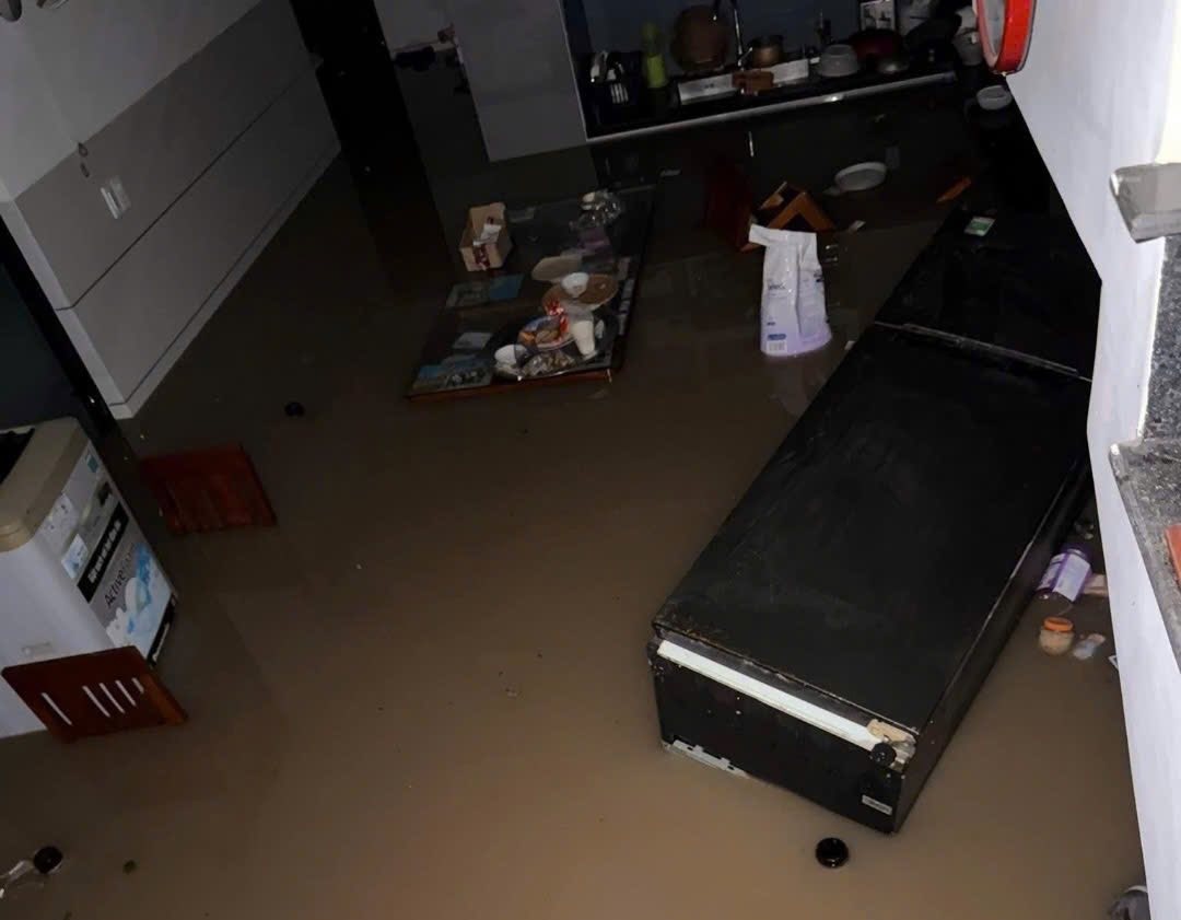 Nhiều ngôi nhà bị ngập sâu - Ảnh: M.N.