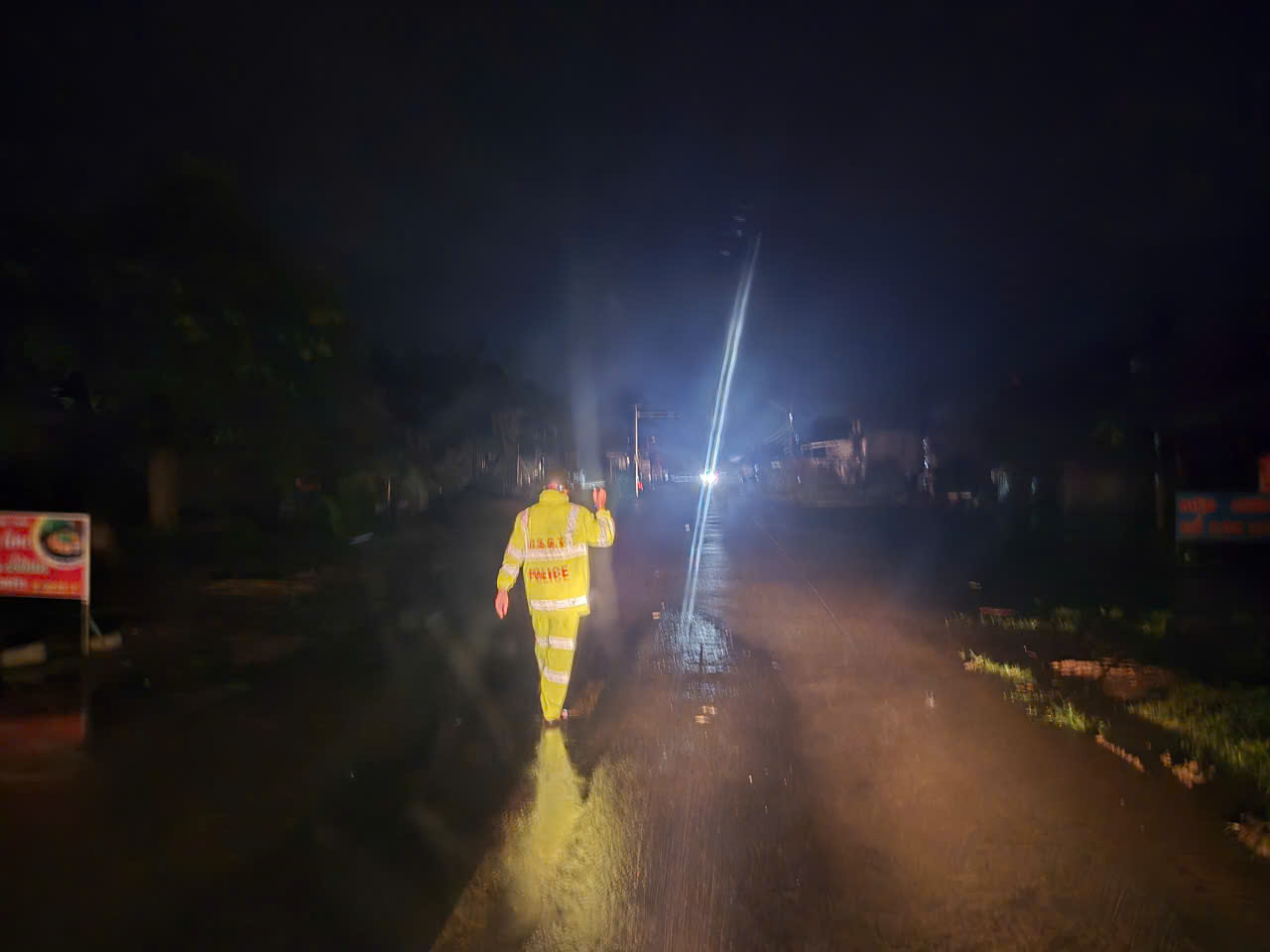  tại km48+200 và km49+100 Quốc lộ 27 (đoạn tuyến đi qua xã Đắk Liêng) đang ngập sâu, chỉ xe tải lớn có thể đi qua. Các phương tiện lưu thông trên tuyến hết sức chú ý, đảm bảo an toàn.