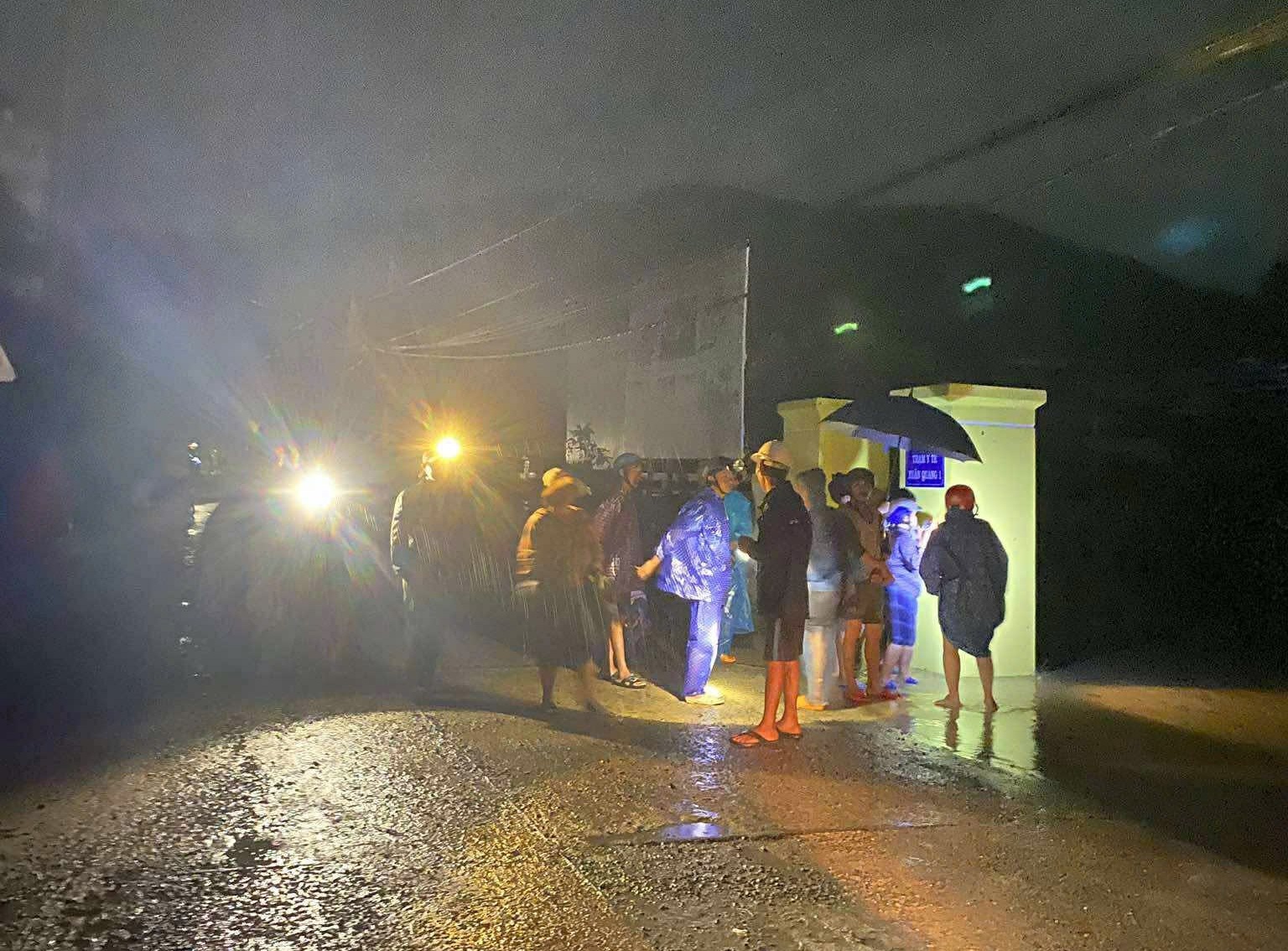 Tối 6/11, hàng trăm cuộc gọi cầu cứu liên tục đổ về Sở Chỉ huy phòng chống thiên tai của tỉnh Đắk Lắk.