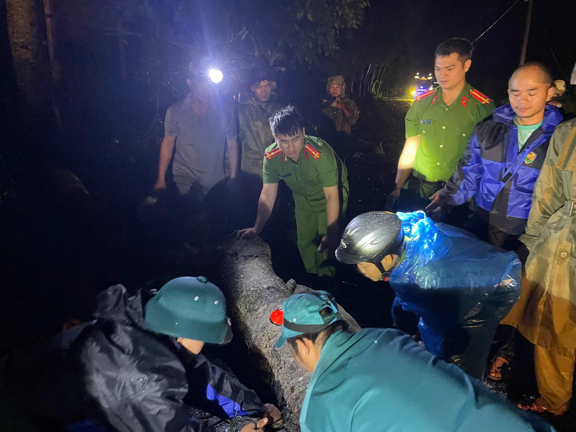  Dưới ánh đèn pin le lói, các lực lượng chức năng vẫn kiên trì, lặng lẽ thực hiện nhiệm vụ ứng phó bão.