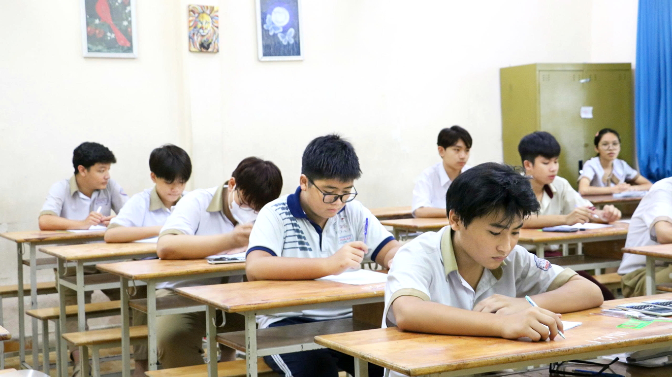 Kỳ thi lớp Mười ở nhiều thành phố lớn được cho là rất áp lực với học sinh. Trong ảnh: Học sinh tham dự kỳ thi lớp Mười năm 2025 tại TPHCM