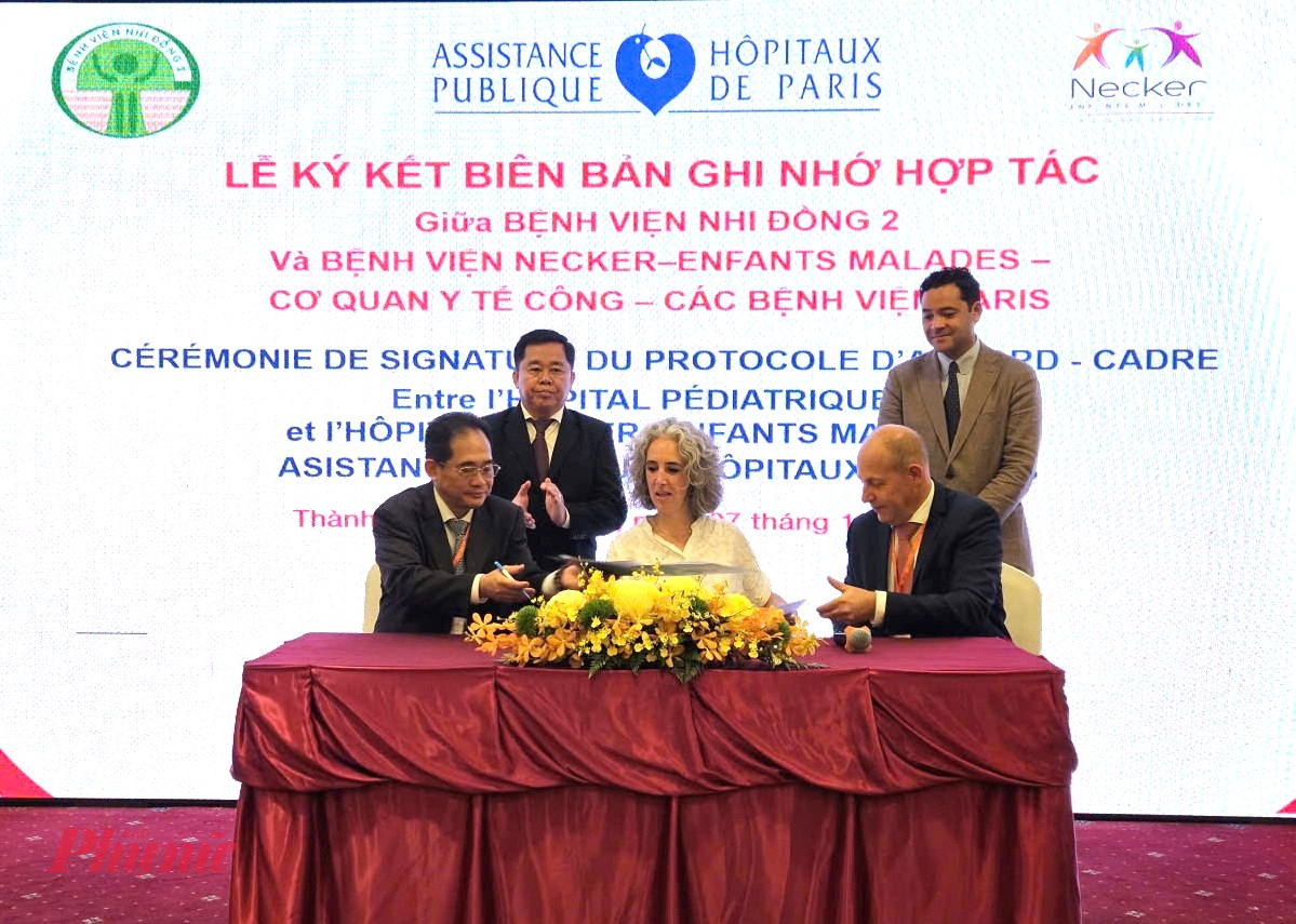 Bác sĩ CK2 Trịnh Hữu Tùng - Giám đốc Bệnh viện Nhi đồng 2 ký hợp tác với các bệnh viện Pháp, ảnh Phạm An