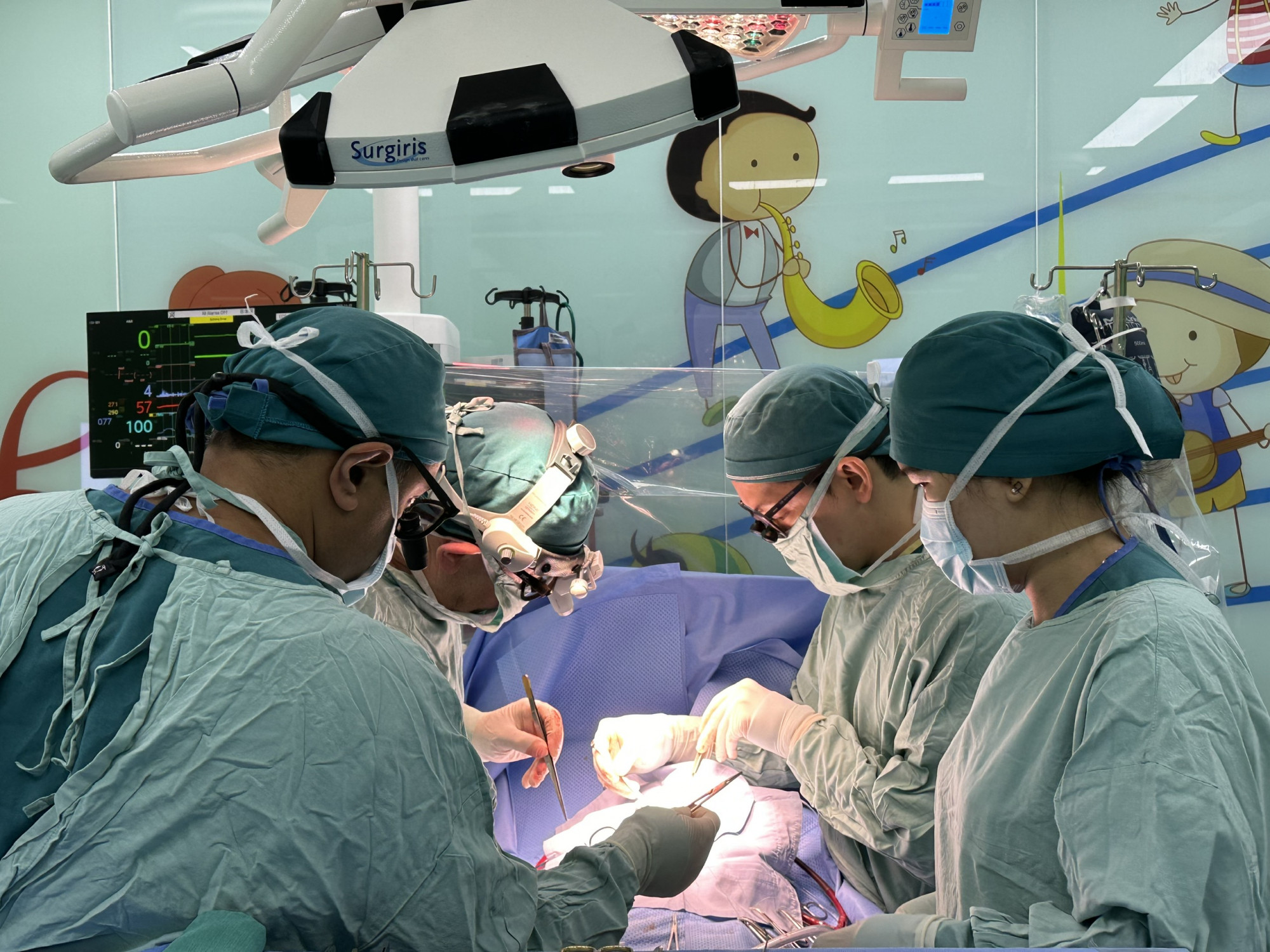 Ê-kíp bác sĩ Bện viện Nhi Đồng 2 phẫu thuật tim bẩm sinh cho bệnh nhi, ảnh BVCC