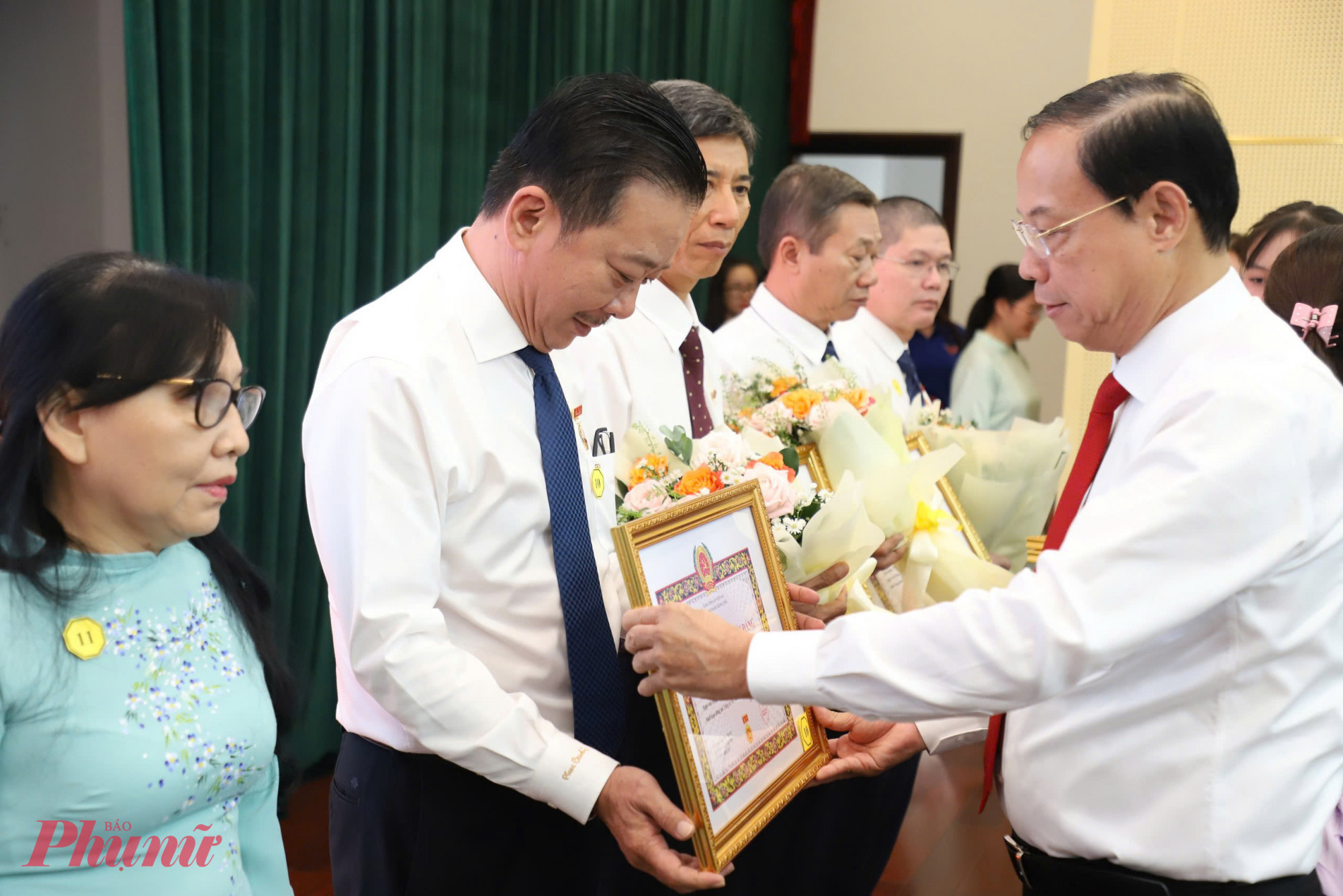 Ông Nguyễn Văn Thọ - Phó chủ tịch Thường trực UBND TPHCM trao Huy hiệu Đảng cho các Đảng viên - Ảnh: Thanh Tâm