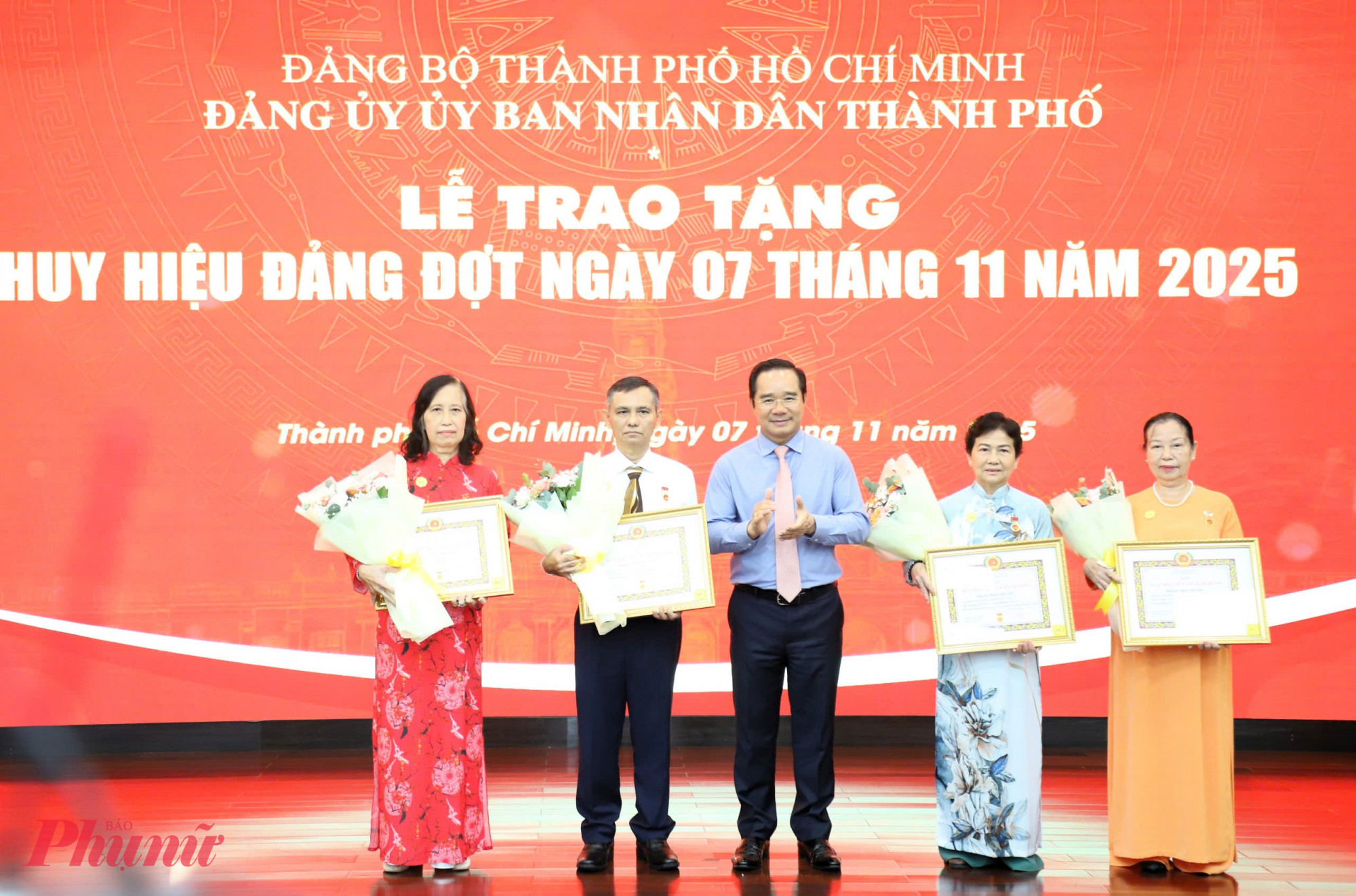 Ông Nguyễn Văn Được - Chủ tịch UBND TPHCM trao Huy hiệu Đảng 45 năm, 40 năm tuổi Đảng cho các Đảng viên tiêu biểu - Ảnh: Thanh Tâm