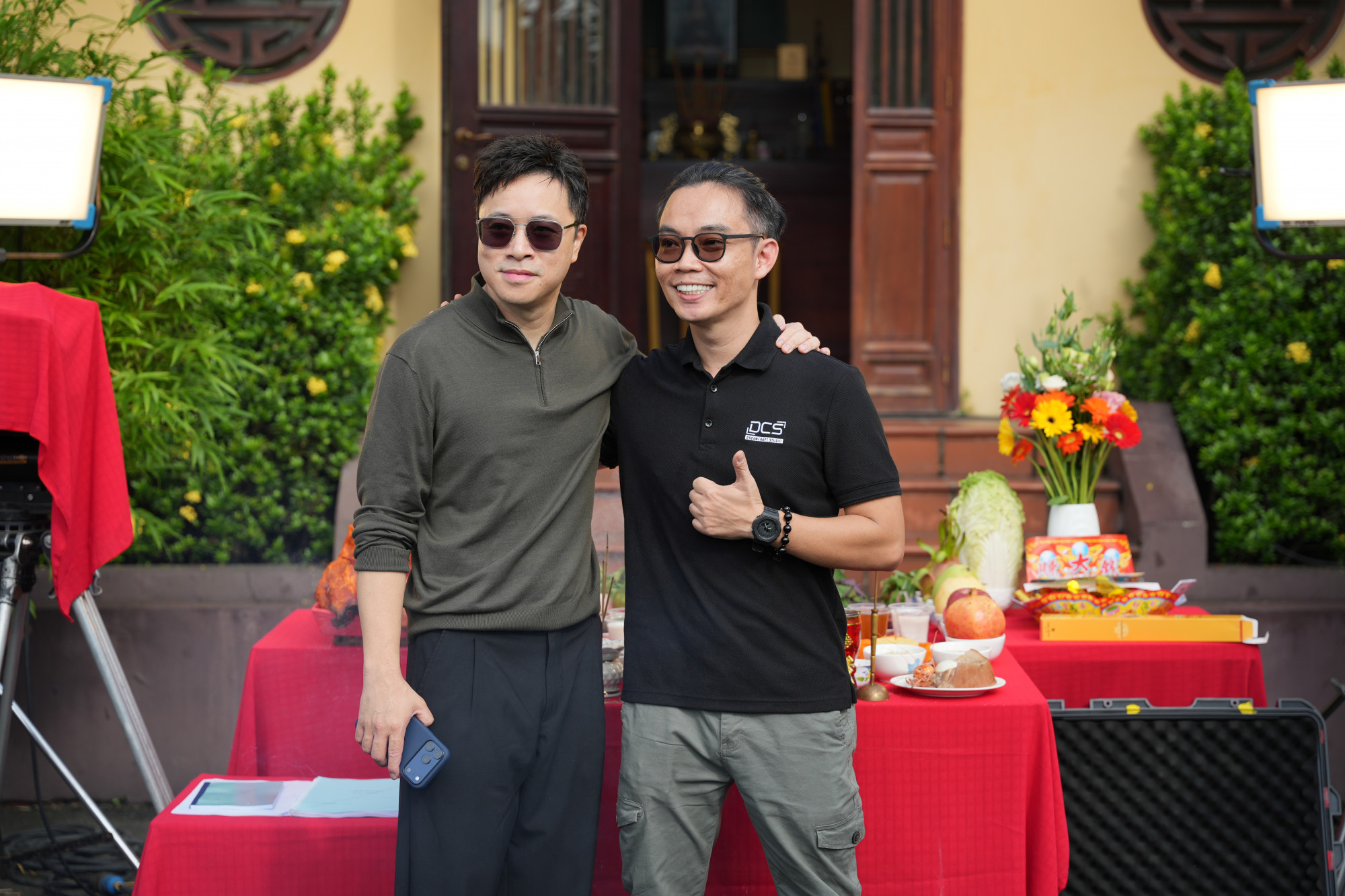 Đạo diễn Victor Vũ (trái) và biên kịch Đức Nguyễn (phải) bắt tay làm phim mới 