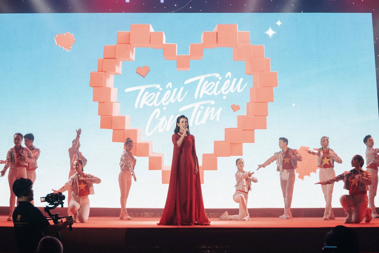 Võ Hạ Trâm trong buổi biểu diễn live ca khúc Triệu triệu con tim