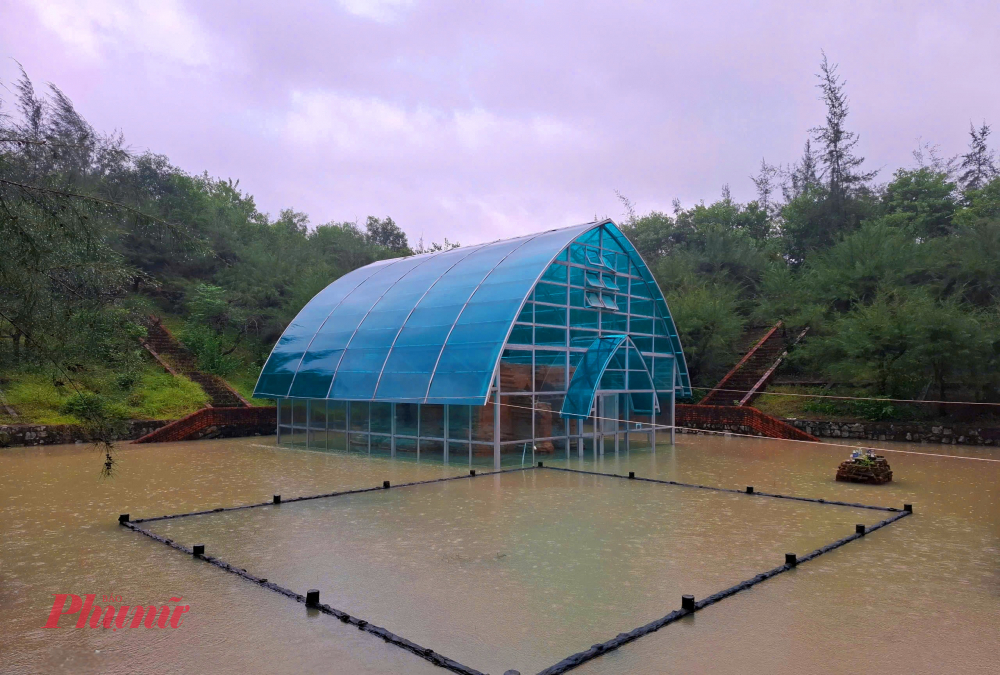 Di tich Tháp Chăm Phú Diên được phát hiện vào năm 2001 tại xã Phú Diên, là một trong những di tích Chăm Pa cổ được tìm thấy dưới lòng cát ven biển, có giá trị lớn về lịch sử, khảo cổ và văn hóa, tháp Phú Diên đã được công nhận là Di tích Kiến trúc Nghệ thuật cấp Quốc gia.