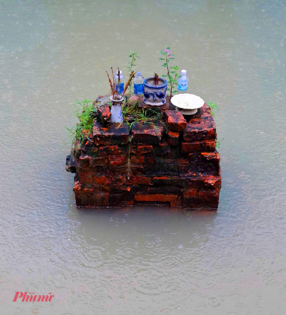 Tháp Chăm Phú Diên  nằm ở vị trí đặc biệt - thấp hơn mực nước biển từ 3 - 4 mét, sâu dưới lòng cồn cát 5 - 7 mét và chỉ cách mép nước biển 120 mét. Bên trong tháp, các nhà khảo cổ phát hiện nhiều hiện vật như yoni bằng đá, bình gốm… Đây là những chứng tích đặc trưng cho tín ngưỡng thờ cúng của người Chăm cổ. Ảnh Hoàng Anh Tuấn