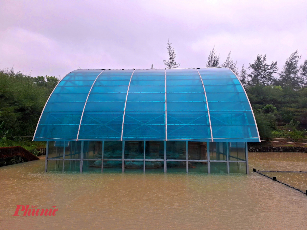 Sau hơn một tuần mưa lớn hoành hành liên tục tại Huế, ngôi tháp Chăm Phú Diên (xã Phú Vinh, TP Huế) vẫn còn ngập trong nước. Dân địa phương lo nền móng gạch cổ ngập nước sẽ bị mục rữa, sụt lún, có thể sập đổ bất cứ lúc nào.