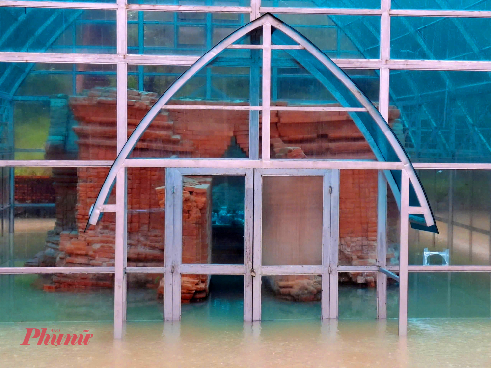 Thực trạng này làm dấy lên những lo ngại trong người dân địa phương về một công trình cổ xưa rất có giá trị về lịch sử - văn hóa của Việt Nam đang bị ảnh hưởng nghiêm trọng bởi thiên tai, mưa lũ. Ảnh Hoàng Anh Tuấn