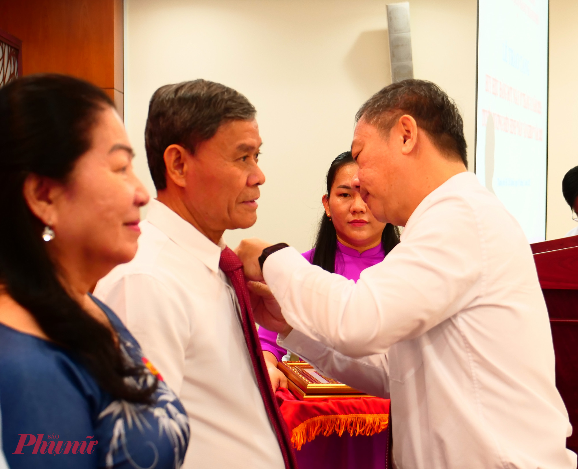 Ông Dương Anh Đức - Trưởng ban Tuyên Giáo và Dân vận Thành ủy, Phó Bí thư Đảng ủy các cơ quan Đảng trap huy hiệu Đảng cho các đảng viên nhân Huy hiệu 40 năm tuổi Đảng - Ảnh: TRang Nguyễn 