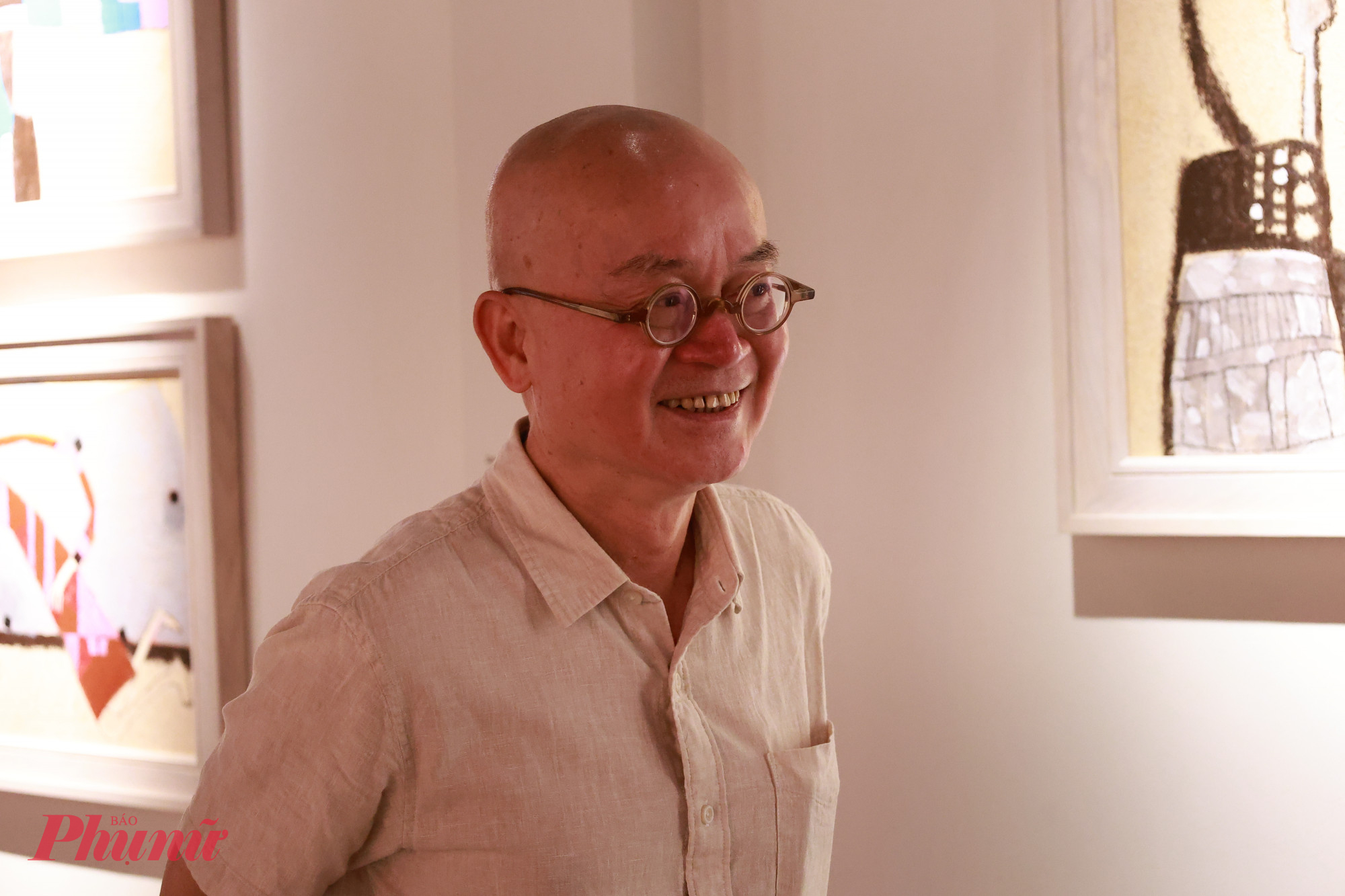 Hoạ sĩ Tào Linh tại ngày đầu mở cửa triển lãm