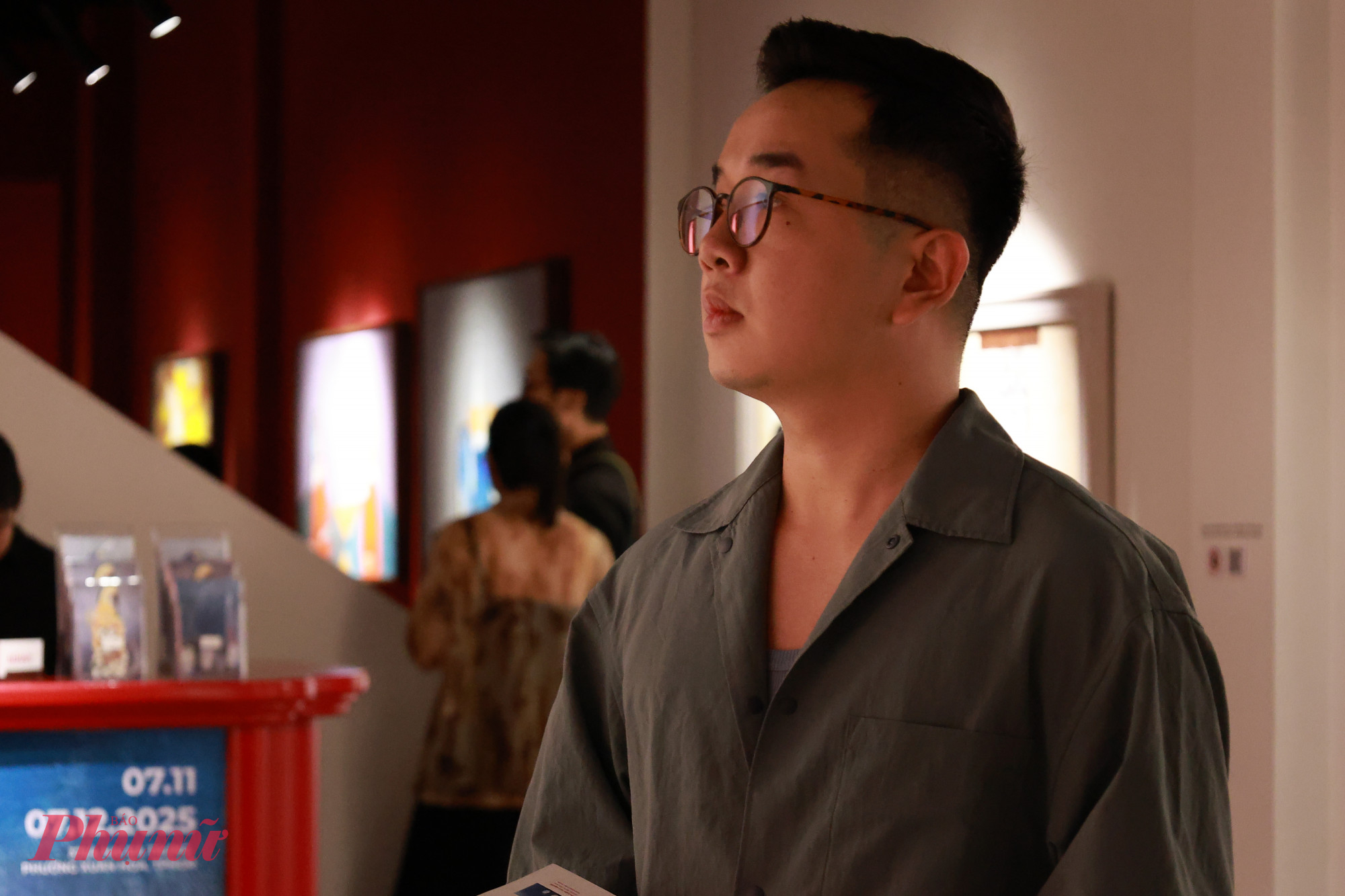 Hoạ sĩ vẽ lụa Lâm Gia Huấn đến thưởng lãm