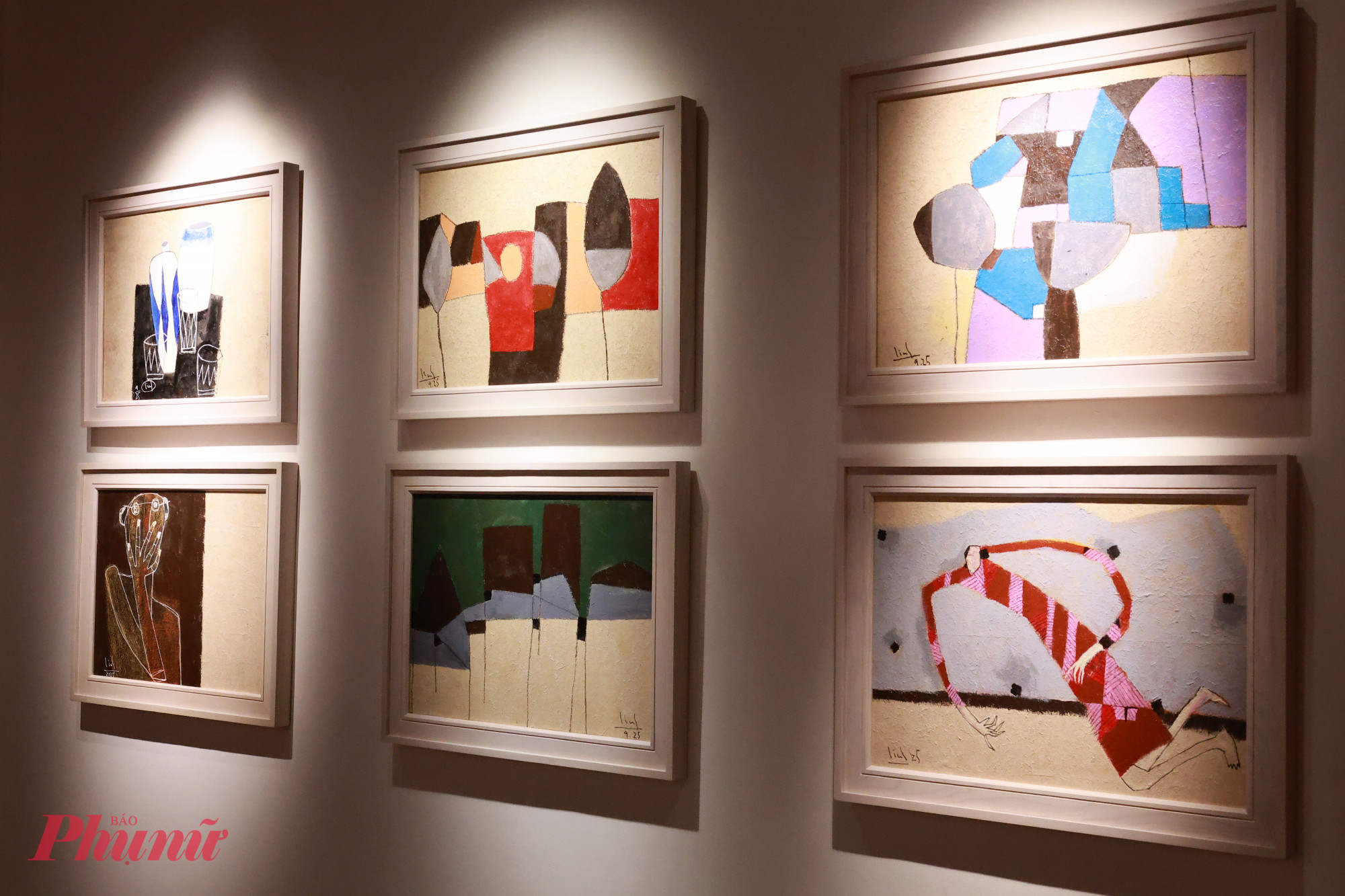 Triển lãm trưng bày khoảng 30 bức tranh