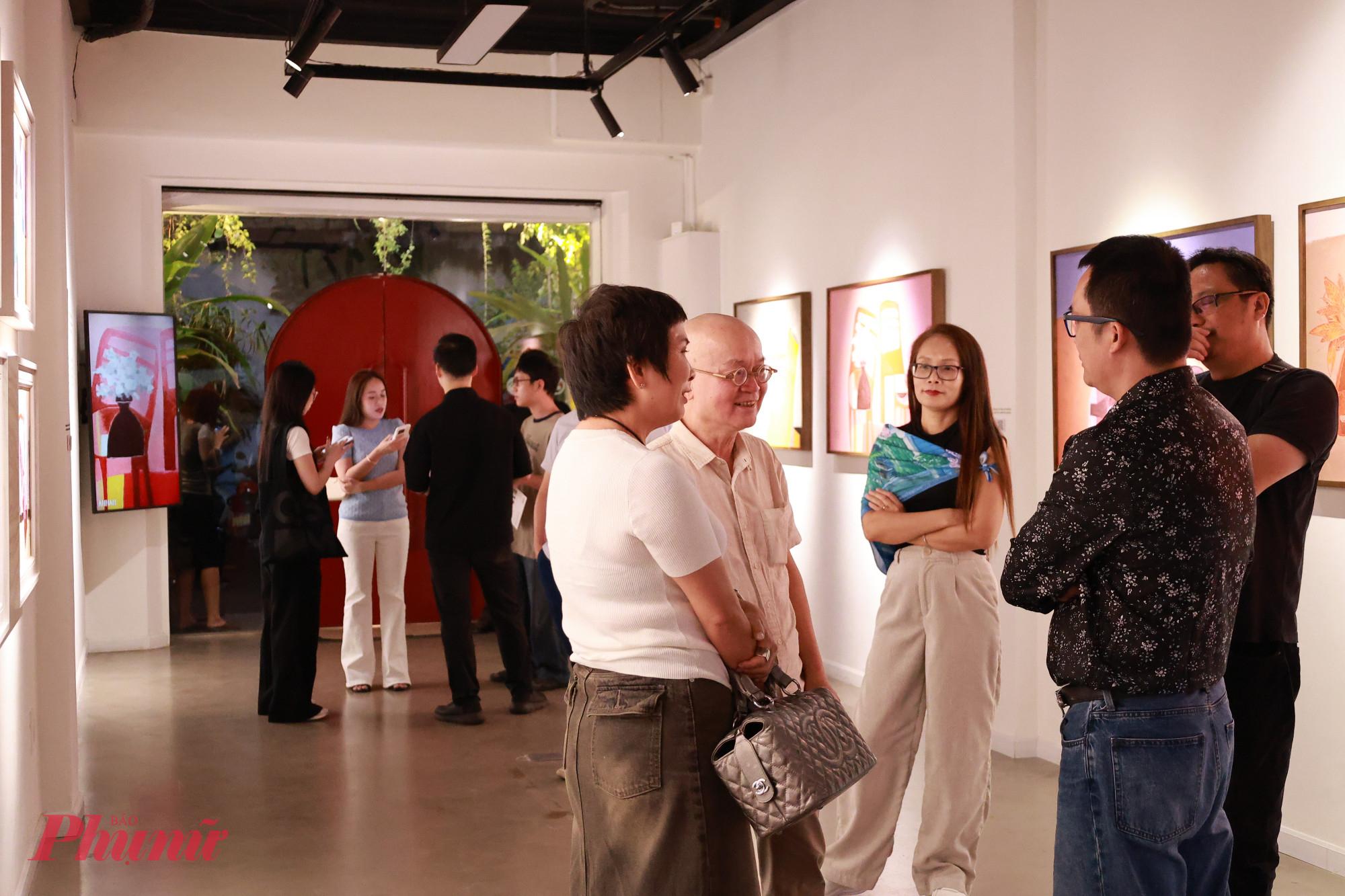 Nhiều người yêu nghệ thuật đến chúc mừng triển lãm Tự Sự trong ngày đầu ra mắt