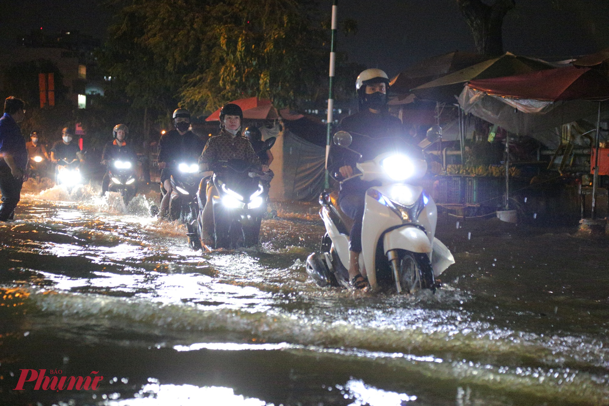 Đến 20 giờ tối 7/11, triều cường vẫn còn gây ngập nhiều tuyến đường ở phường Tân Thuận 