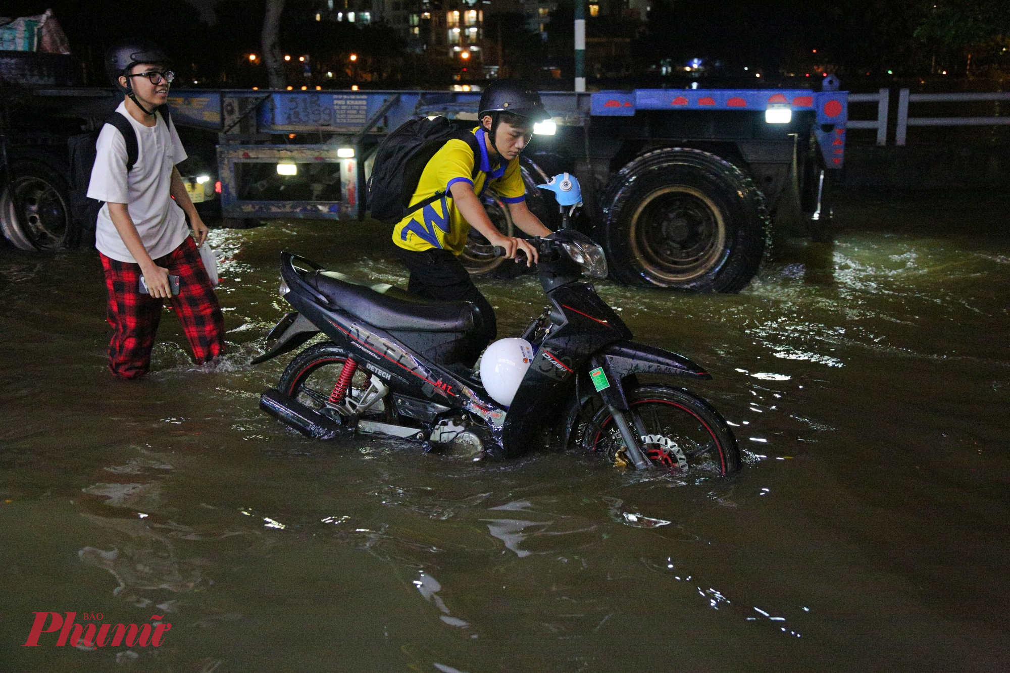 Sinh viên đi học về cũng phải lội nước đẩy bộ vì xe chết máy 