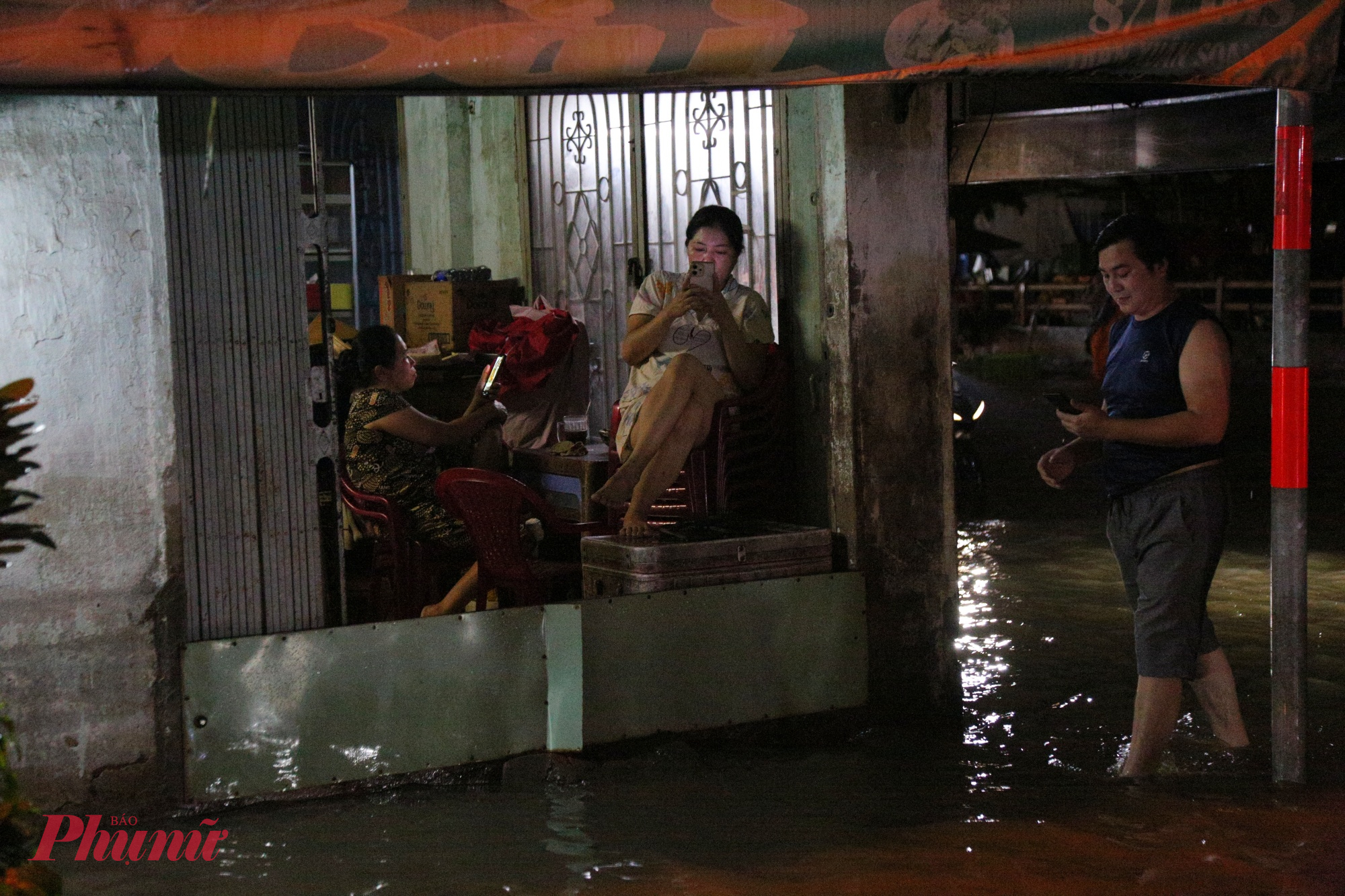 Trong khi đó gia đình này khá bình thản đón nhận triều cường 