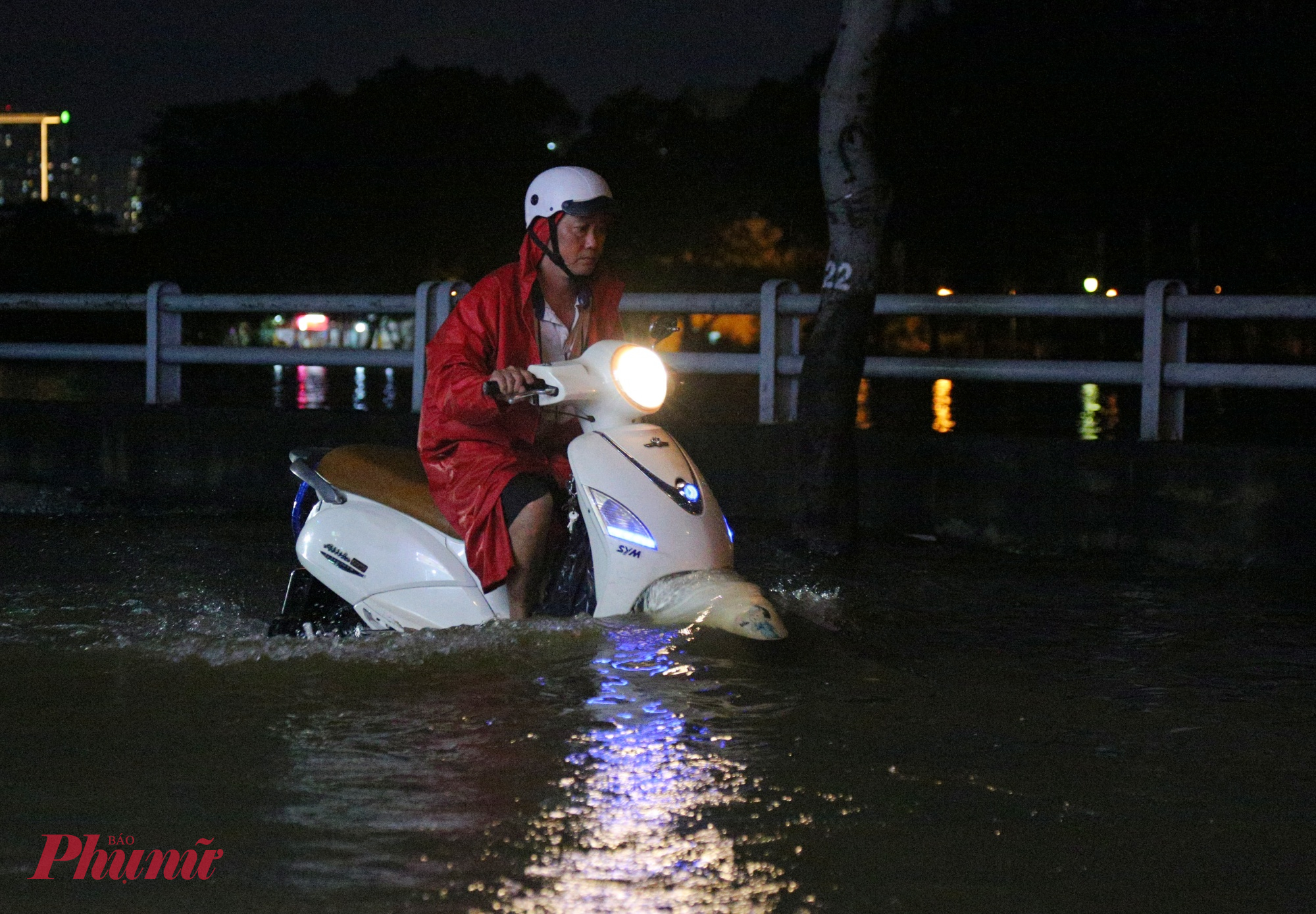 Trên đường Trần Xuân Soạn, phường Tân Thuận ngập kéo dài khoảng 2km, có đoạn ngập sâu 1m, lút cả bánh xe.