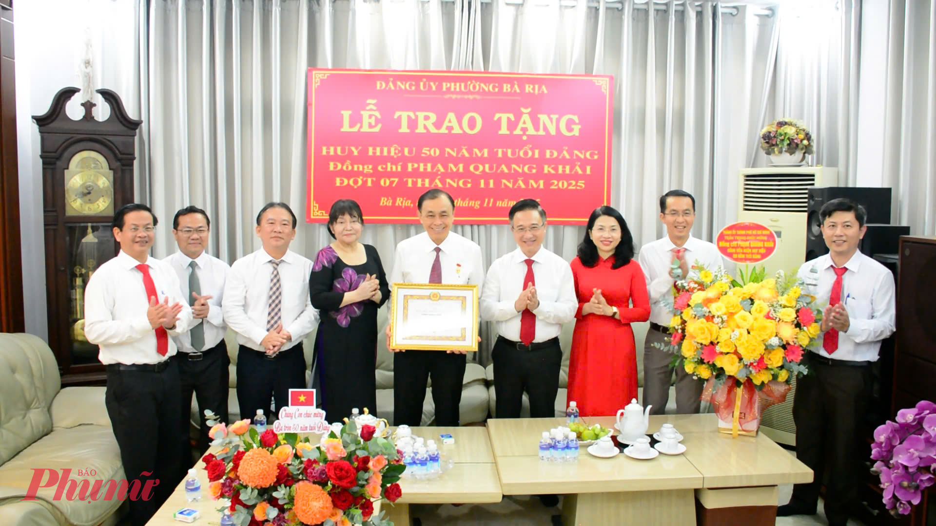 ông Đặng Minh Thông - Phó Bí thư Thành ủy TPHCM - đã trao Huy hiệu 50 năm tuổi Đảng cho ông đảng viên Phạm Quang Khải 