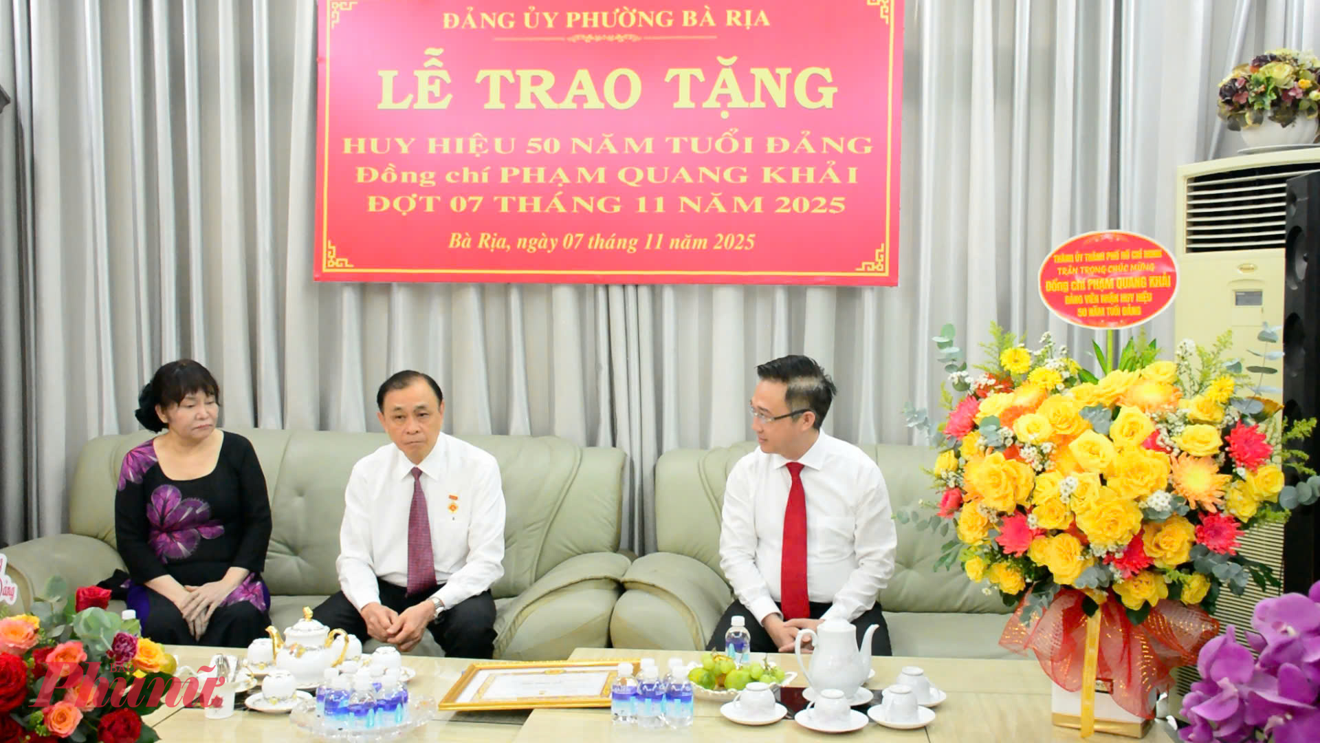 Ông Đặng Minh Thông - Phó Bí thư Thành ủy TPHCM (bìa phải) - chúc mừng ông Phạm Quang Khải nhận Huy hiệu 50 năm tuổi Đảng - Ảnh: Bích Liên