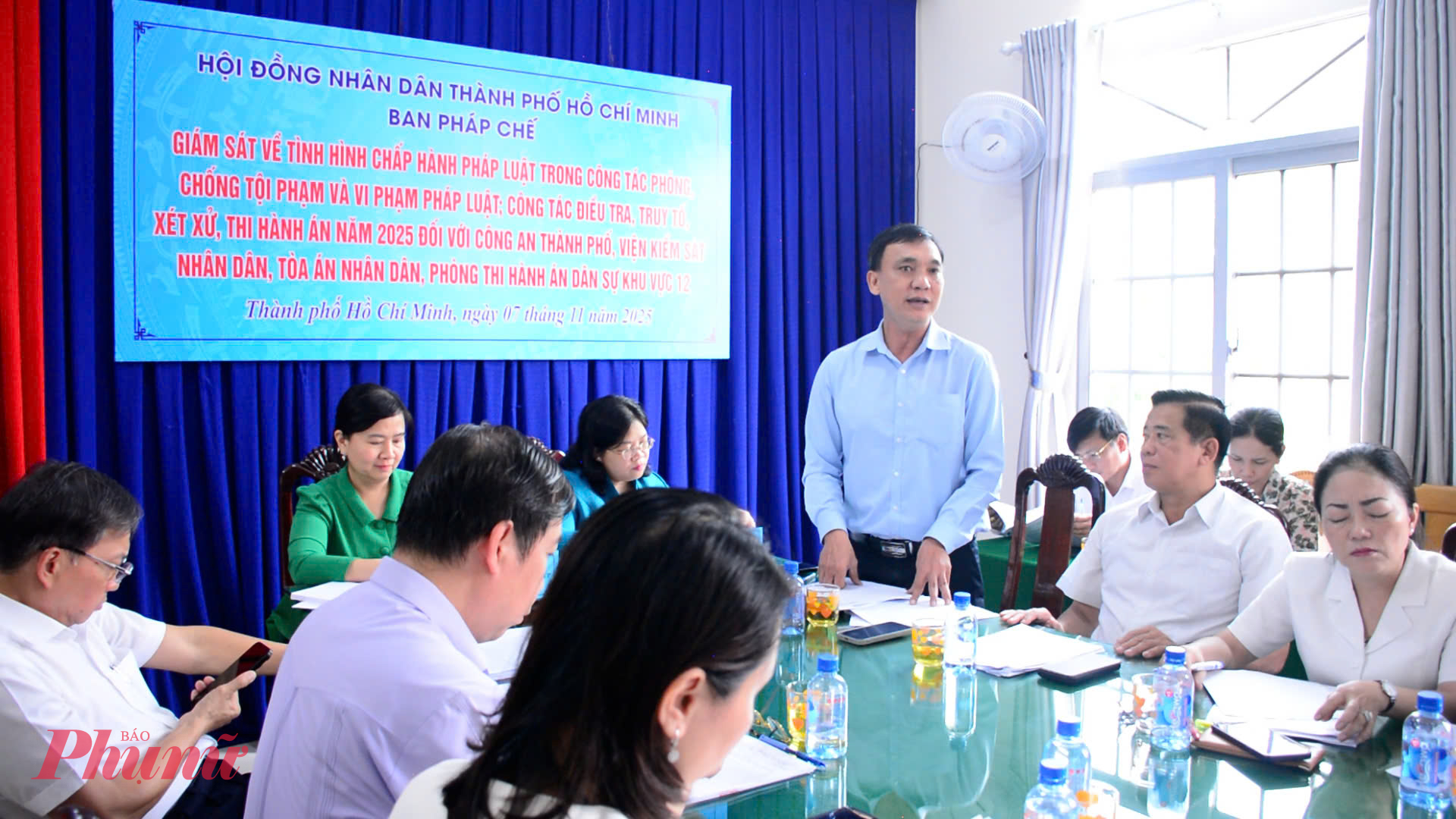 Các đơn vị báo cáo nhanh óm tắt tình hình hoạt động năm 2025; trong đó tập trung đánh giá việc chấp hành pháp luật  - Ảnh: Bích Liên 