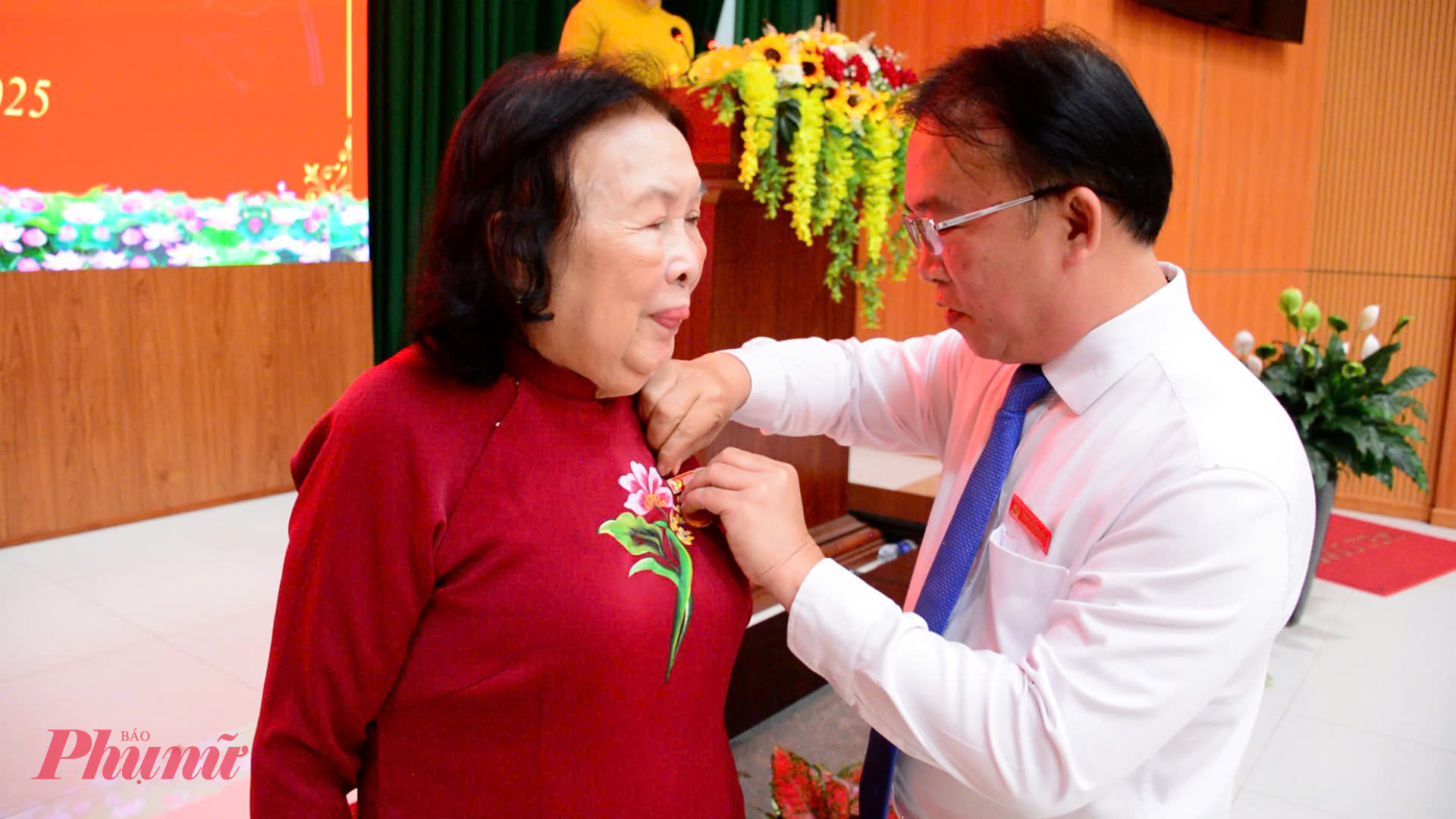 Ông Trần Tuấn Lĩnh - Bí thư Đảng ủy phường Bà Rịa - trao Huy hiệu 60 năm tuổi Đảng cho bà Trần Thị Trinh cho các đảng viên nhận Huy hiệu Đảng tại phường Bà Rịa, đợt ngày 7/11 - Ảnh: Bích Liên