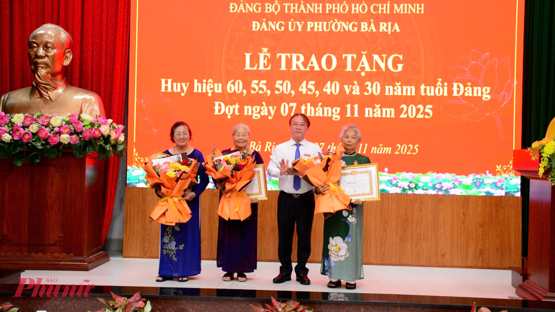 Đợt này, phường Bà Rịa trao tặng Huy hiệu Đảng cho 21 đảng viên đang sinh hoạt tại các chi bộ thuộc Đảng bộ phường