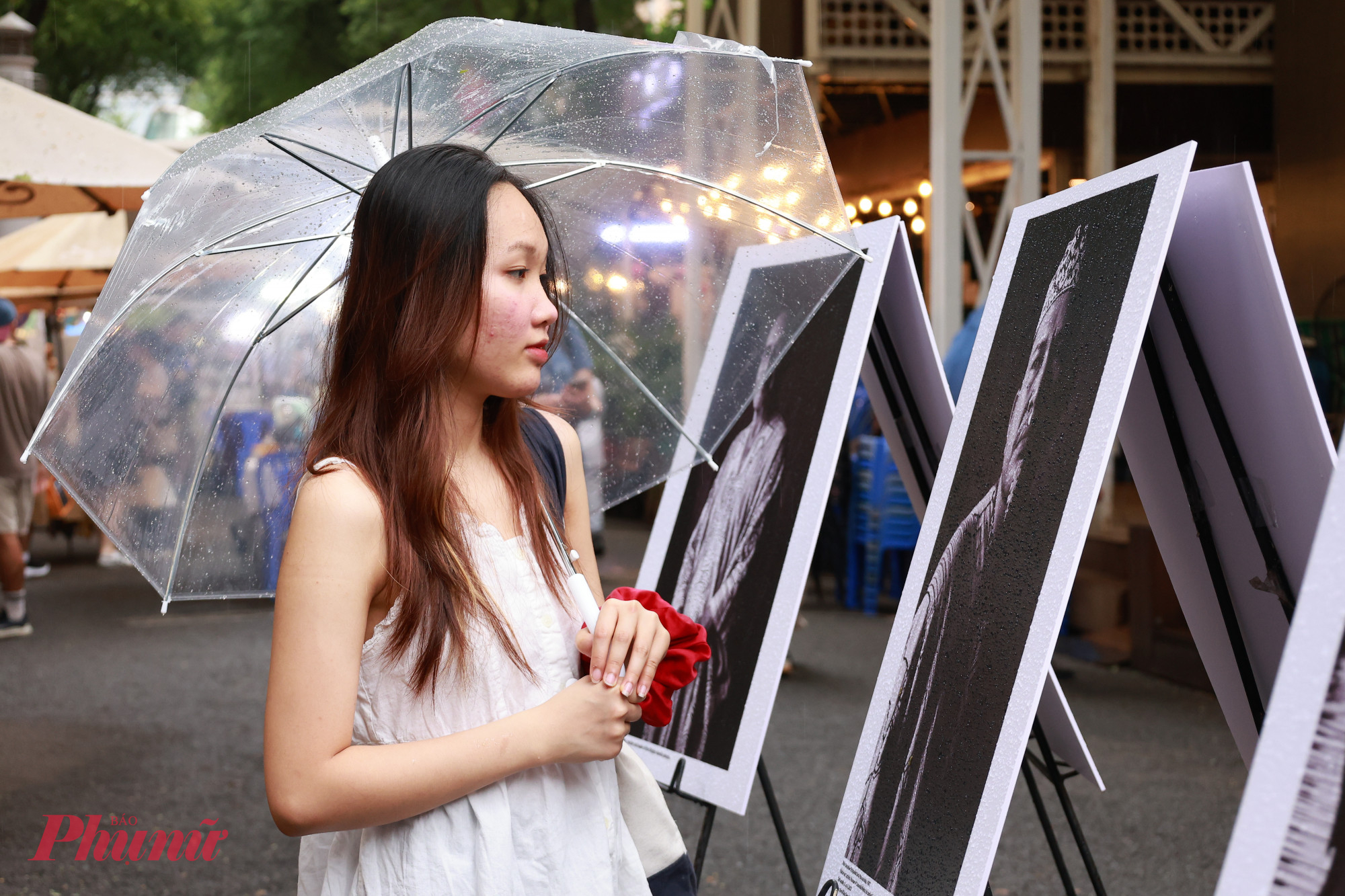 Bạn Yến Vi tham quan triển lãm vào chiều mưa 