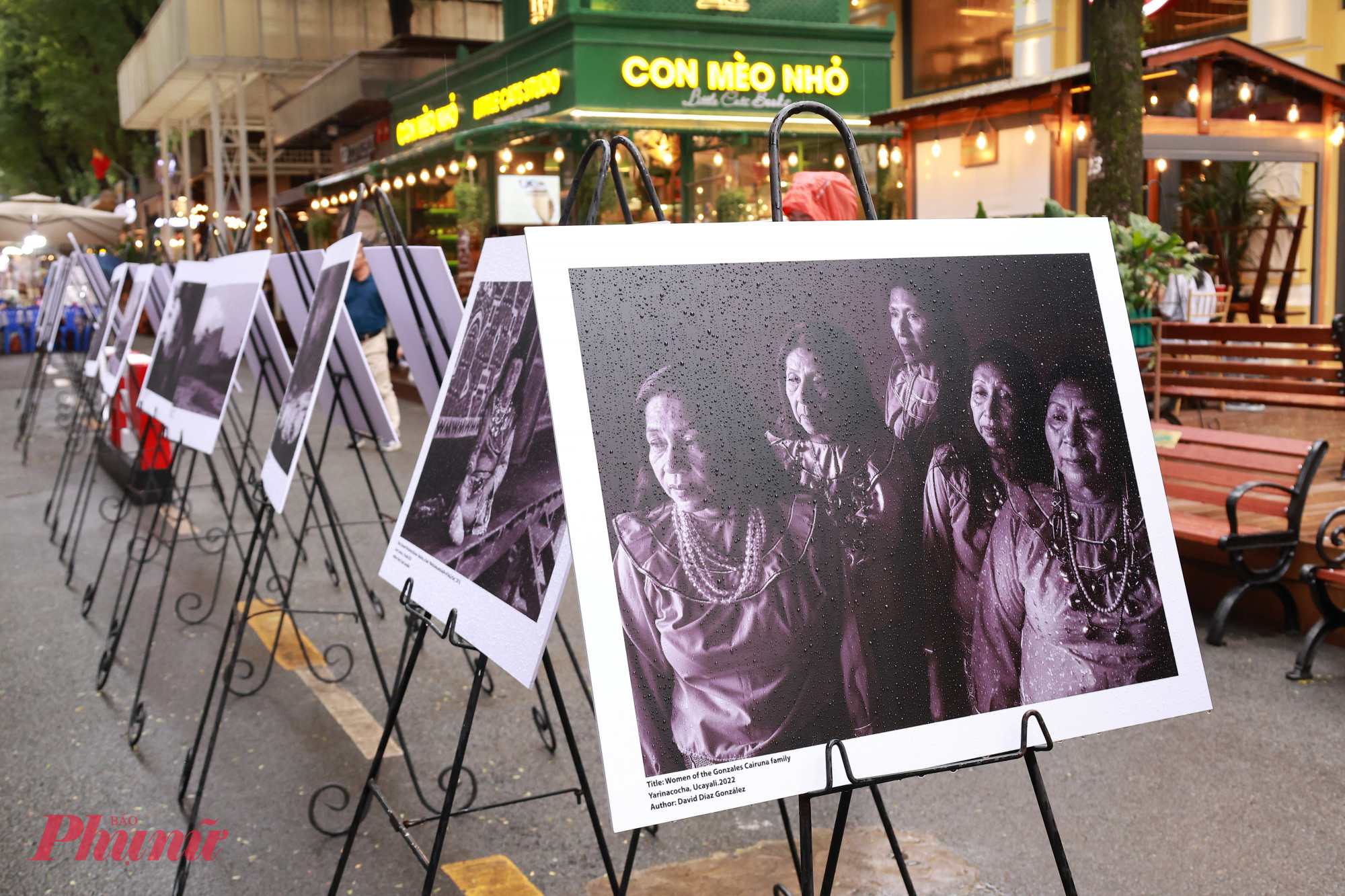 Khoảng 25 bức ảnh trắng đen khổ lớn được trưng bày tại Đường Sách 