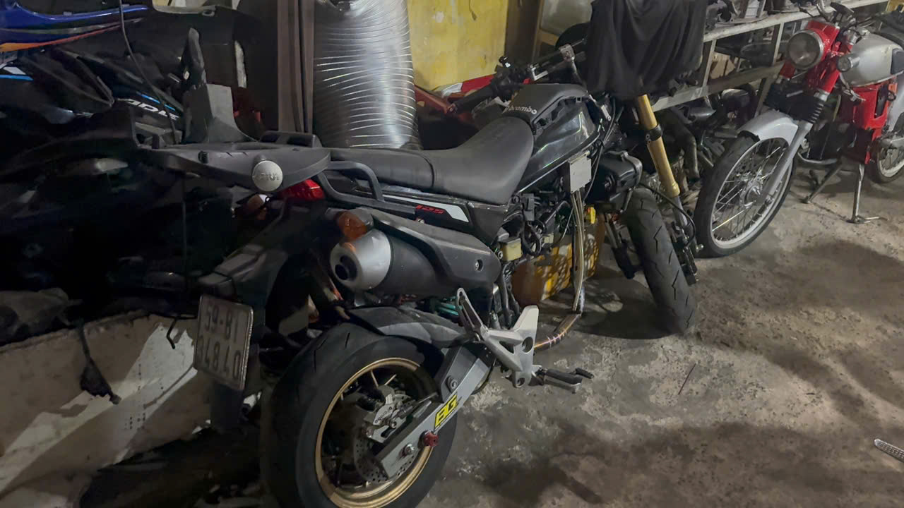 Nhiều xe lạ bị tạm giữ. Ảnh: CA