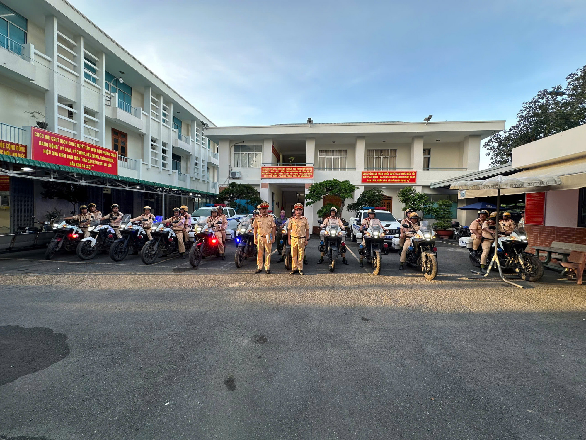 Trung tá Nguyễn Hoàng Tâm, Đội trưởng Đội CSGT Rạch Chiếc quán triệt đến cán bộ, chiến sĩ. Ảnh: CA