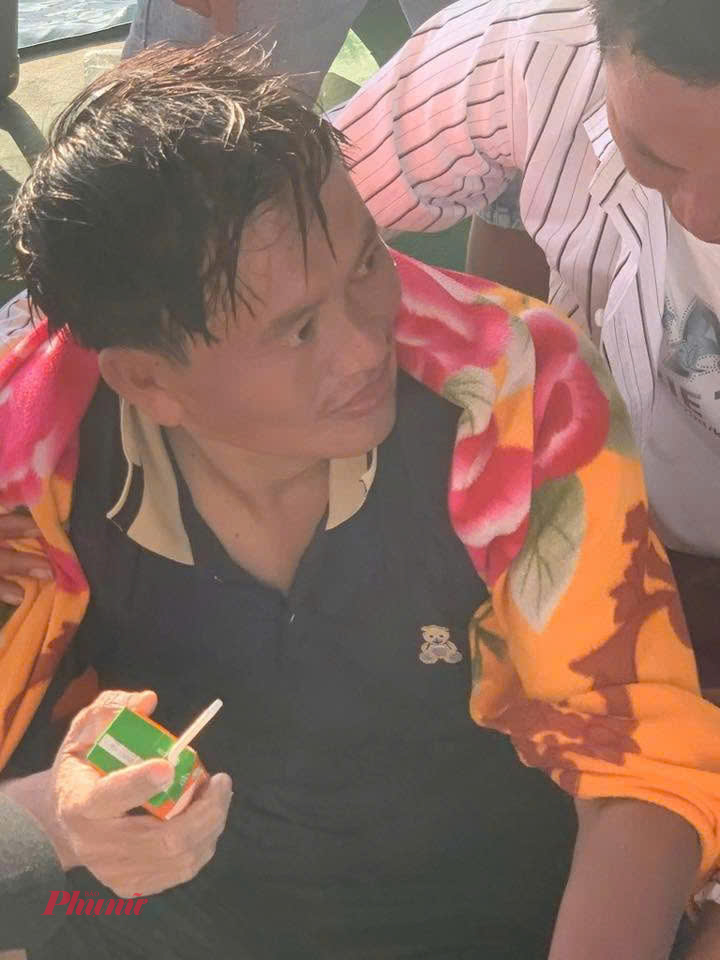 Thời điểm anh Sanh được phát hiện và vớt lên giữa biển mênh mông_Ảnh cắt từ video.