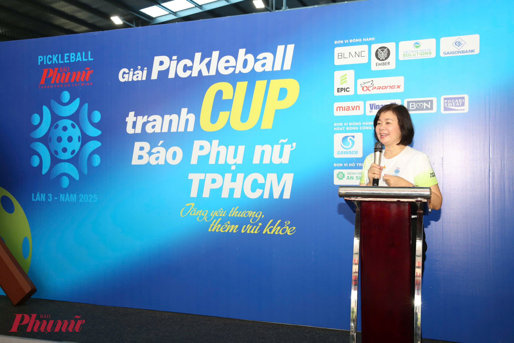 Giải Pickleball Báo Phụ nữ TPHCM lần thứ 3 năm 2025 sôi nổi giờ khai mạc Bà Lý Việt Trung - Tổng Biên tập Báo Phụ nữ TPHCM - cho biết, giải đấu của Báo cũng góp phần chung tay để gắn kết gia đình
