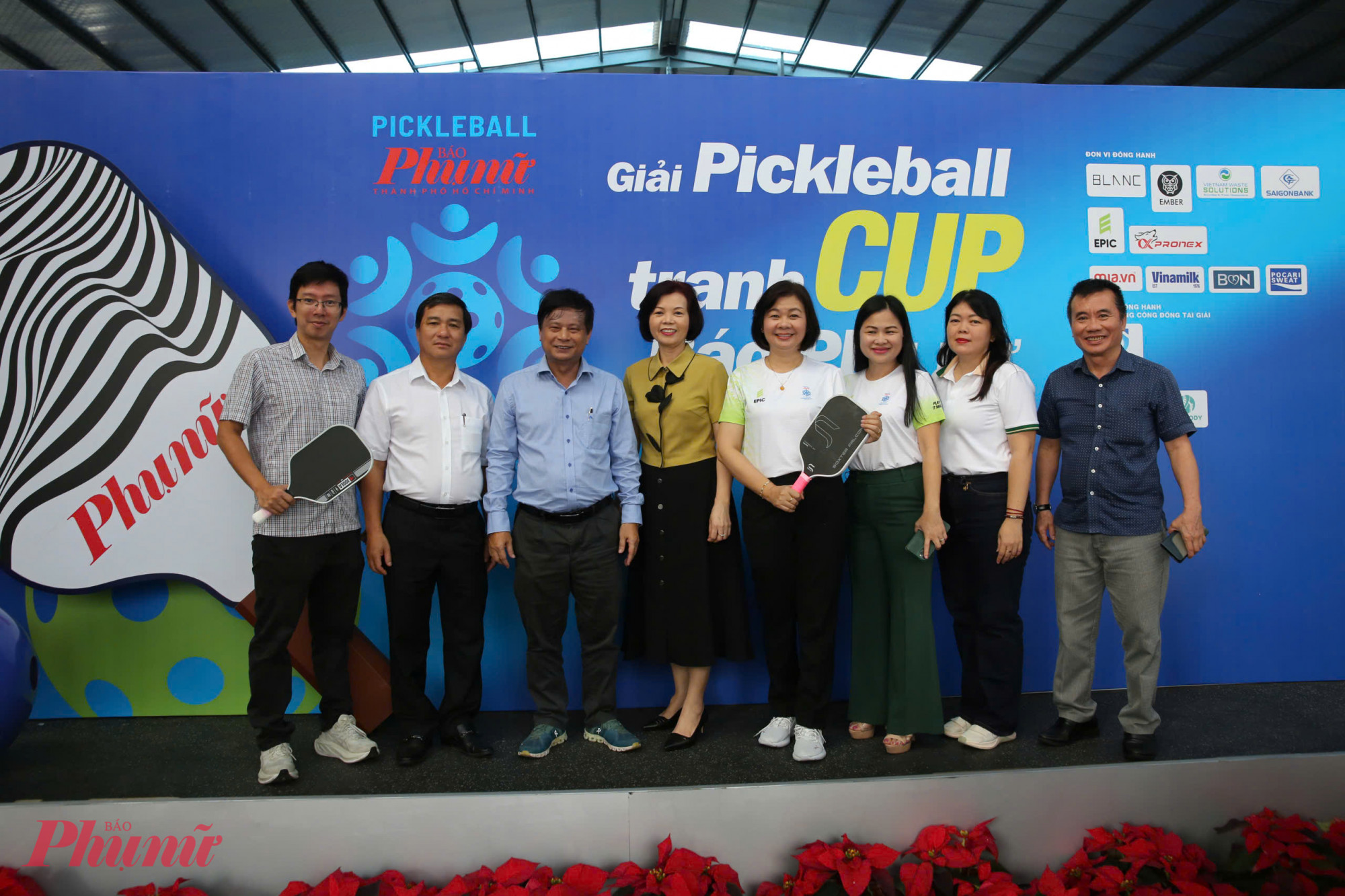 Giải Pickleball Báo Phụ nữ TPHCM lần thứ 3 năm 2025 sôi nổi giờ khai mạc Ban tổ chức cùng đại diện khách mời tại buổi lễ khai mạc
