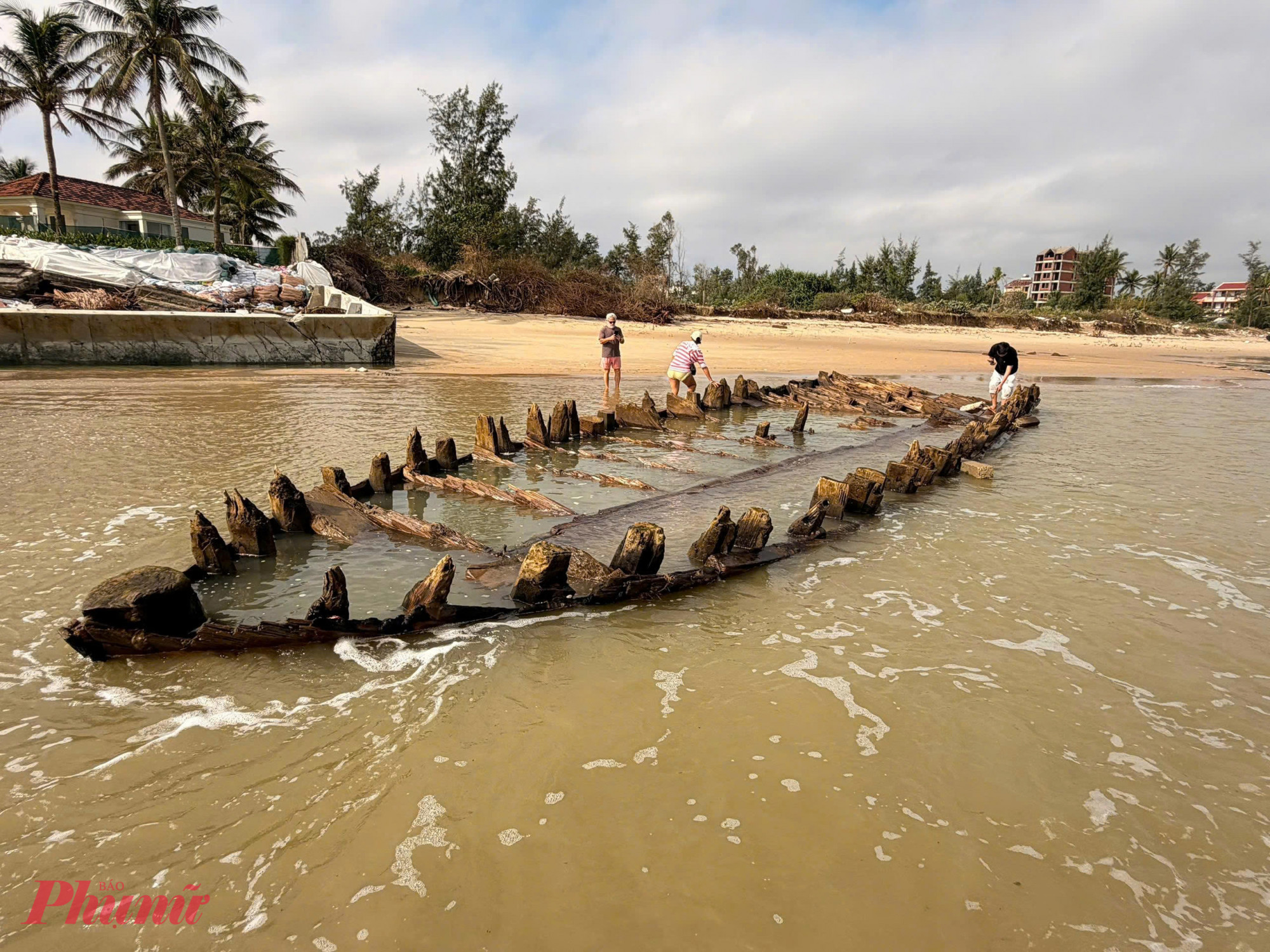 Nhiều tháng qua, con tàu cổ mất dấu và mới bắt đầu trồi lên lại sau cơn bão số 13.