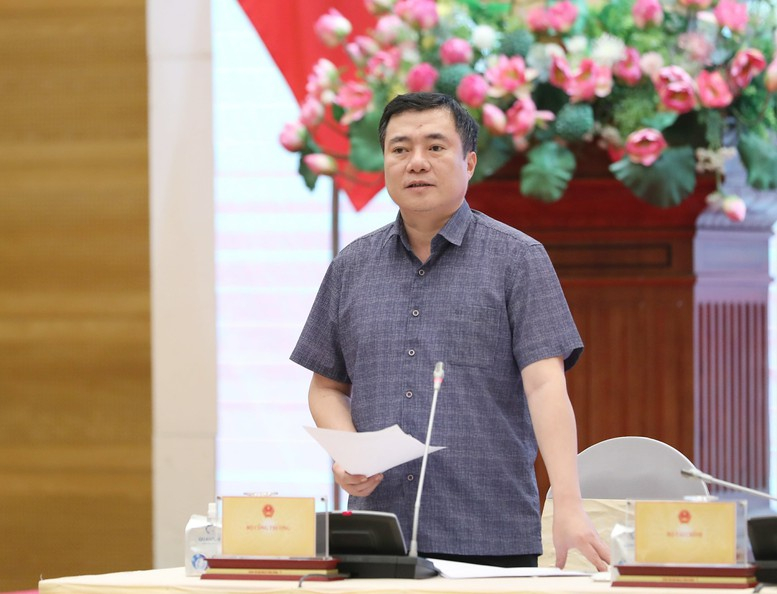 Thứ trưởng Bộ Công Thương Nguyễn Sinh Nhật Tân trả lời câu hỏi của phóng viên về đấu tranh chống hàng giả, hàng nhái trên sàn thương mại điện tử - Ảnh: VGP