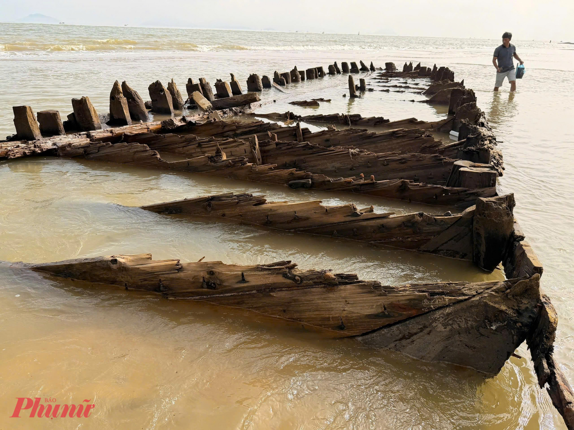 Ngư dân địa phương cho rằng, xác tàu này có thể là ghe bầu của dân buôn.