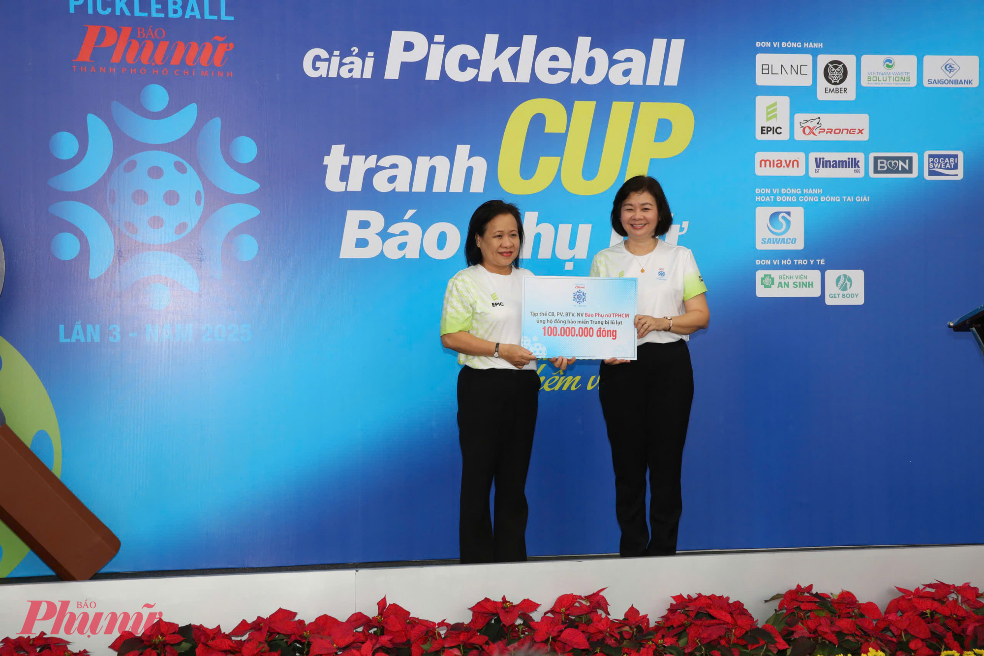 Giải Pickleball Báo Phụ nữ TPHCM lần thứ 3 năm 2025 sôi nổi giờ khai mạc Tập thể cán bộ, công nhân viên báo Phụ nữ TPHCM ủng hộ đồng bào miền Trung 100 triệu đồng tại Lễ khai mạc. Ảnh: Phùng Huy