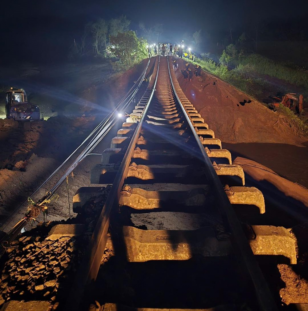 Công làm việc xuyên đêm để khắc phục sự cố sạt lở đường sắt Bắc Nam 