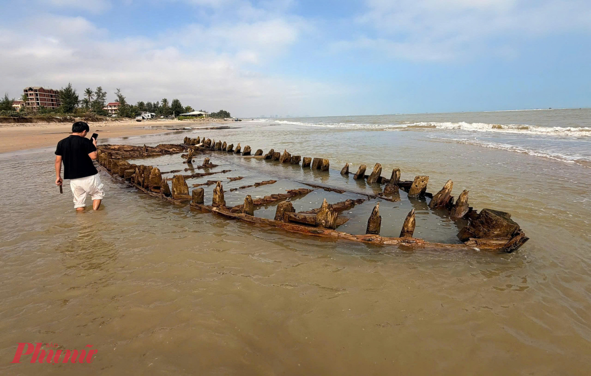 Ước chừng, tàu dài khoảng 15 m, rộng khoảng 3 m.