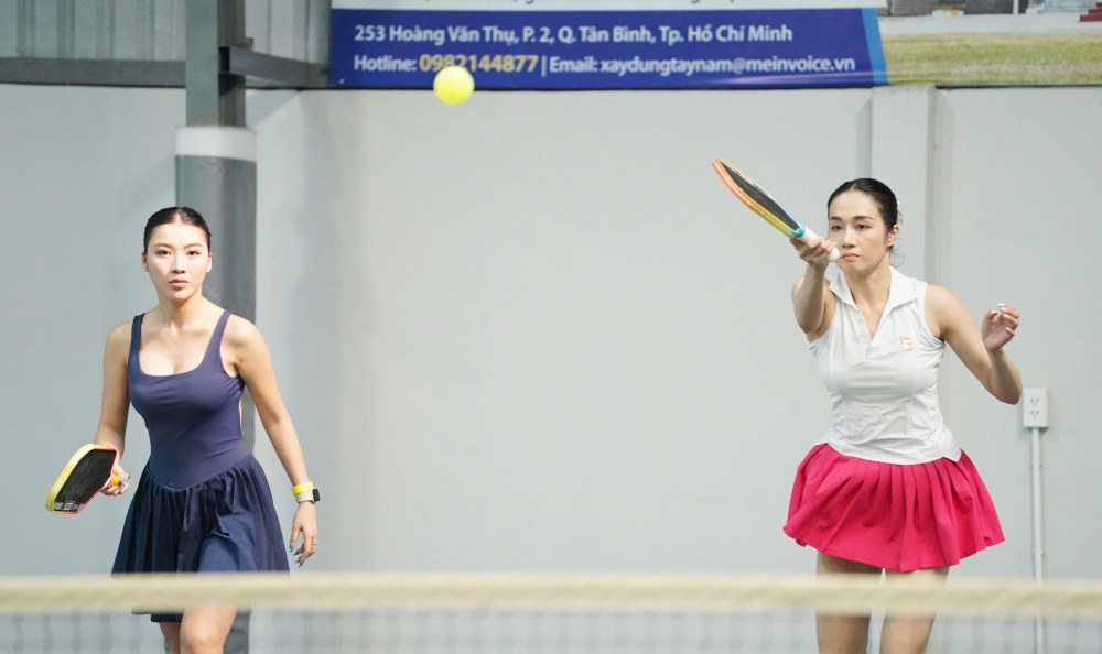 Cặp vận dộng viên: Siêu mẫu Lê Thu An và ca sĩ Diệp Anh.