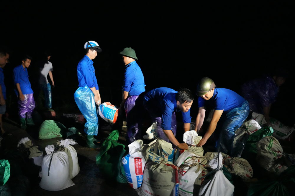 Đoàn Thanh niên hỗ trợ gia cố đê điều, phòng chống lũ tại ngoại thành Hà Nội (Ảnh: Bảo Khang)