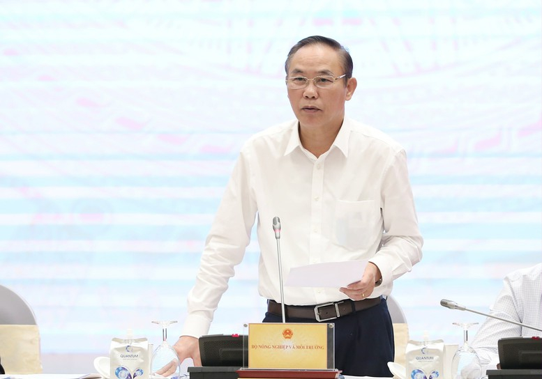 Thứ trưởng Bộ Nông nghiệp và Môi trường Phùng Đức Tiến trao đổi về giải pháp, nguồn lực để phòng, chống ngập úng - Ảnh: VGP