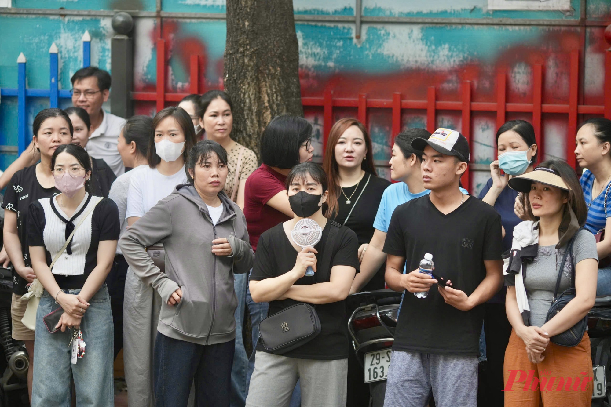 Phụ huynh xếp hàng dài chờ thí sinh ngoài điểm thi vào lớp Mười năm 2025 ở TP Hà Nội