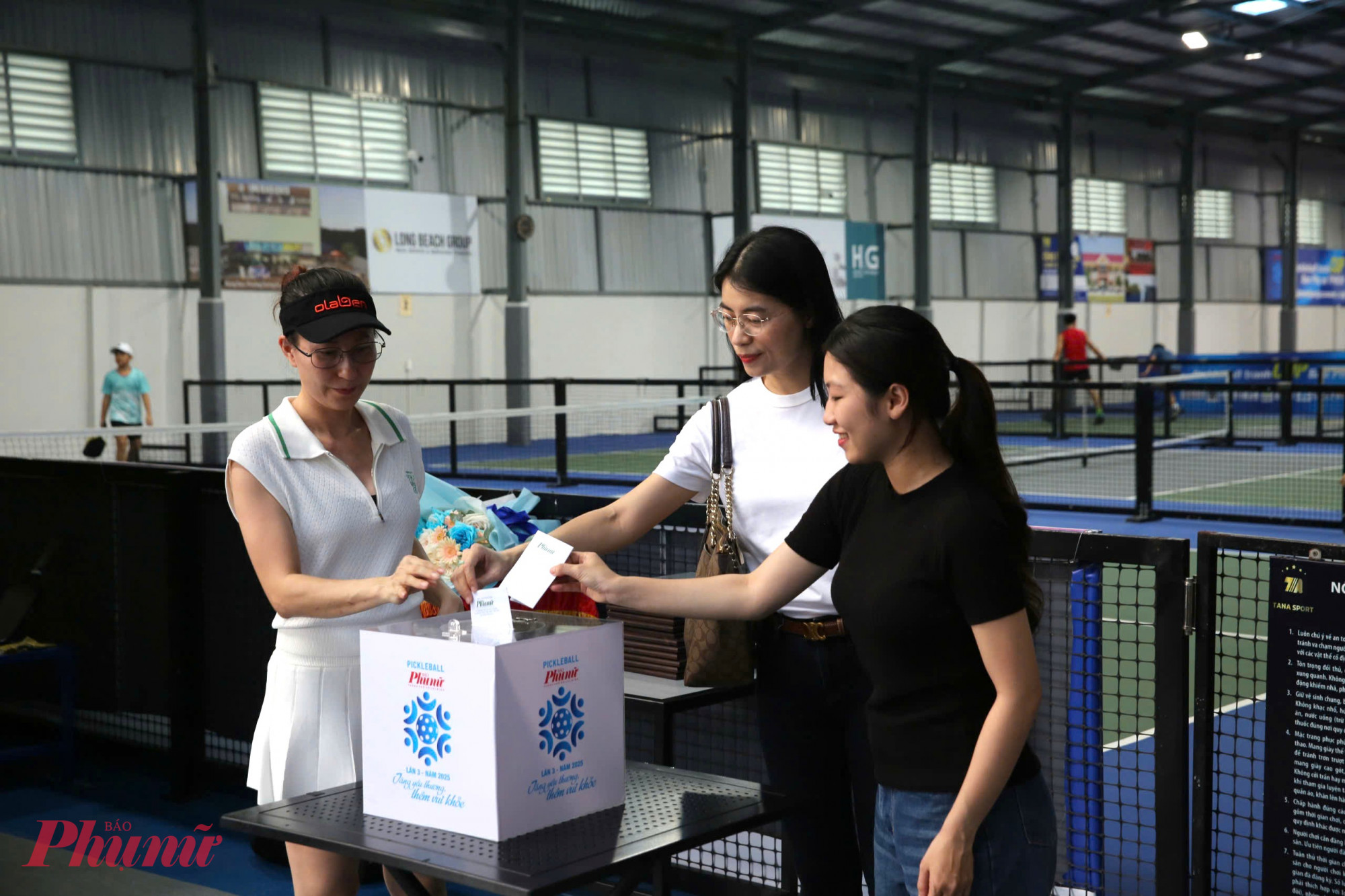 Vận động viên Trần Ái Dung (bìa trái) và các cá nhân quyên góp tại chương trình