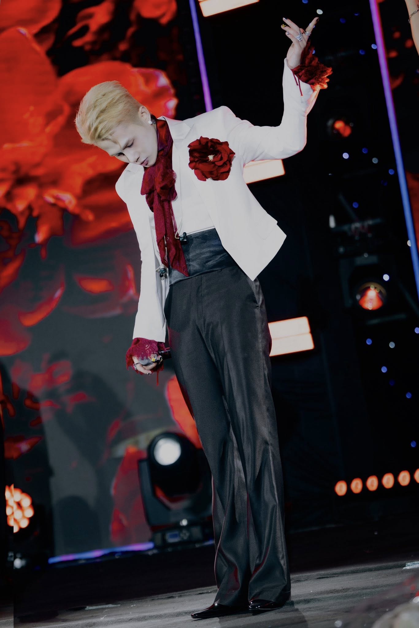 Ca sĩ Jack từng không ít lần bị dư luận phản ứng vì những lùm xùm liên quan đến chuyện đời tư và ca khúc có ca từ 