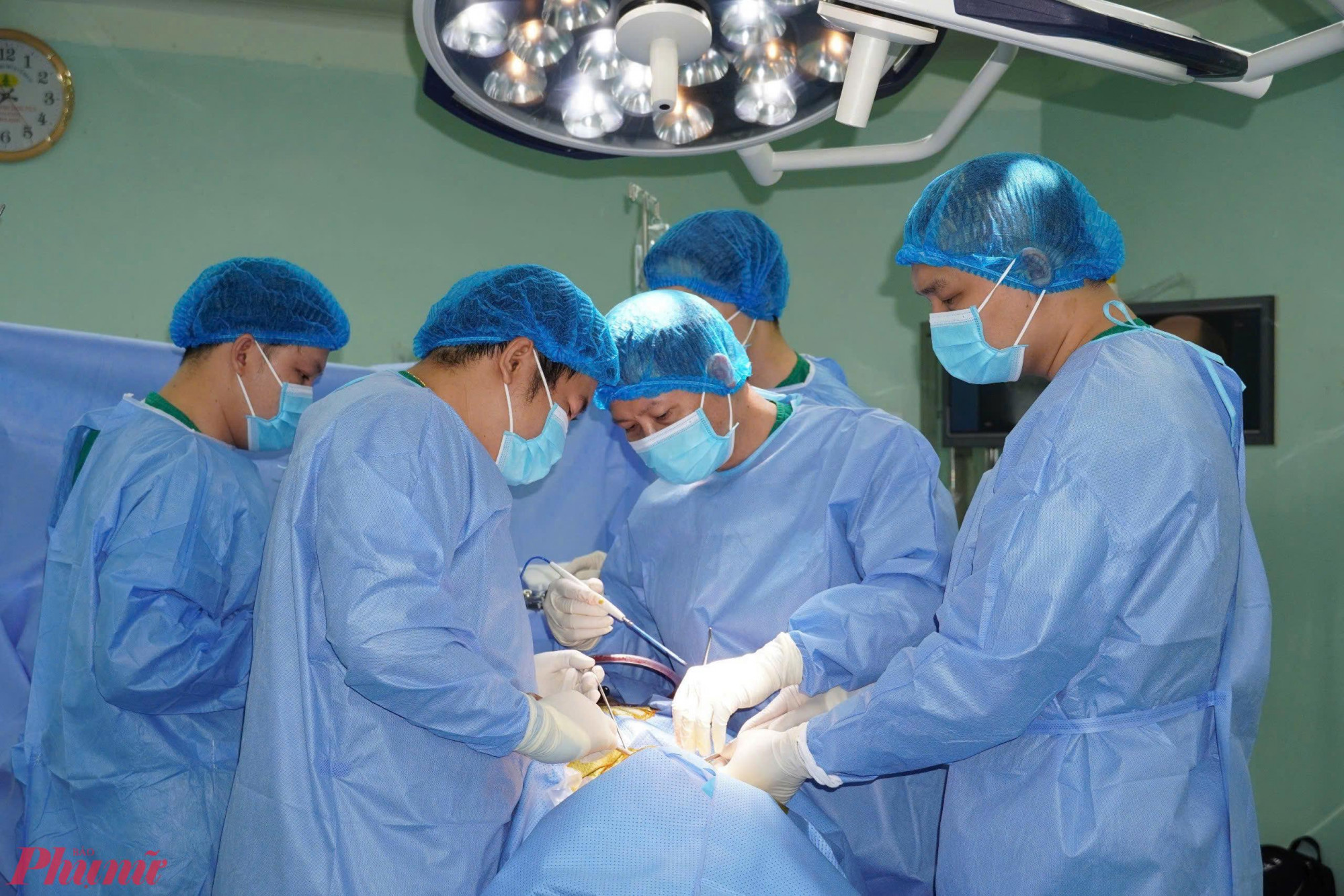 Các bác sĩ ở Bệnh viện đa khoa Trung ương Cần Thơ phẫu thuật cột sống cho bệnh nhân... Ảnh: CTV